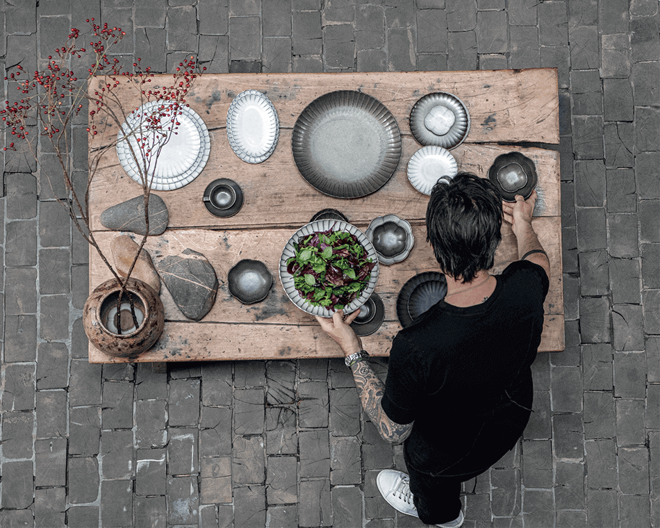 以日本花朵造形為設計inku系列餐具,。該系列還具有通常與標誌性的富士山相關的徑向字體。Inku表面的特殊之處在於，沒有兩個是完全相同的。釉層產生的小瑕疵完全適合Sergio Herman打算在系列中呈現的Wabi-Sabi感覺。