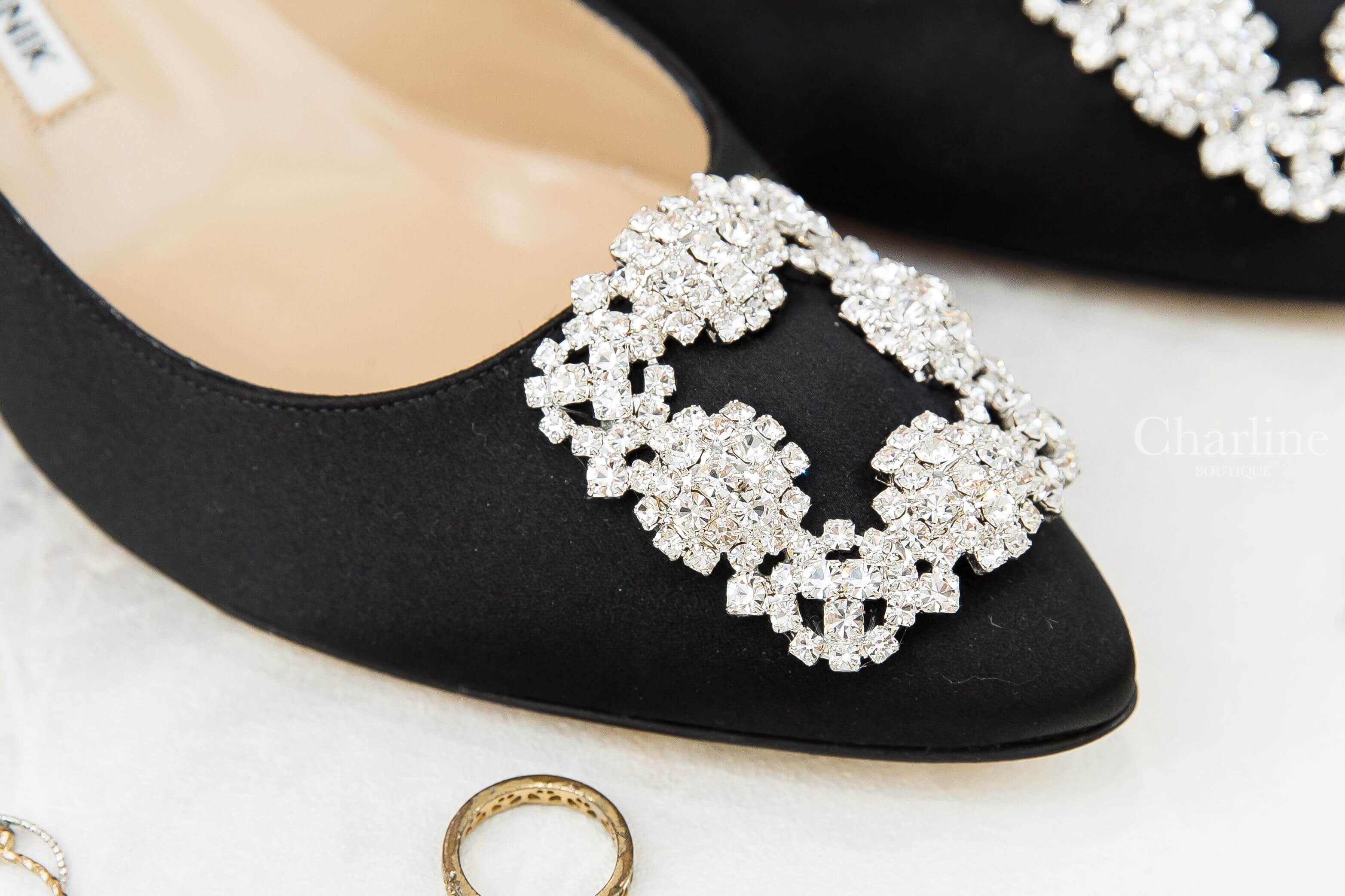 Manolo Blahnik Hangisi 黑色絲綢銀色鑲鑽方釦5cm細跟高跟鞋