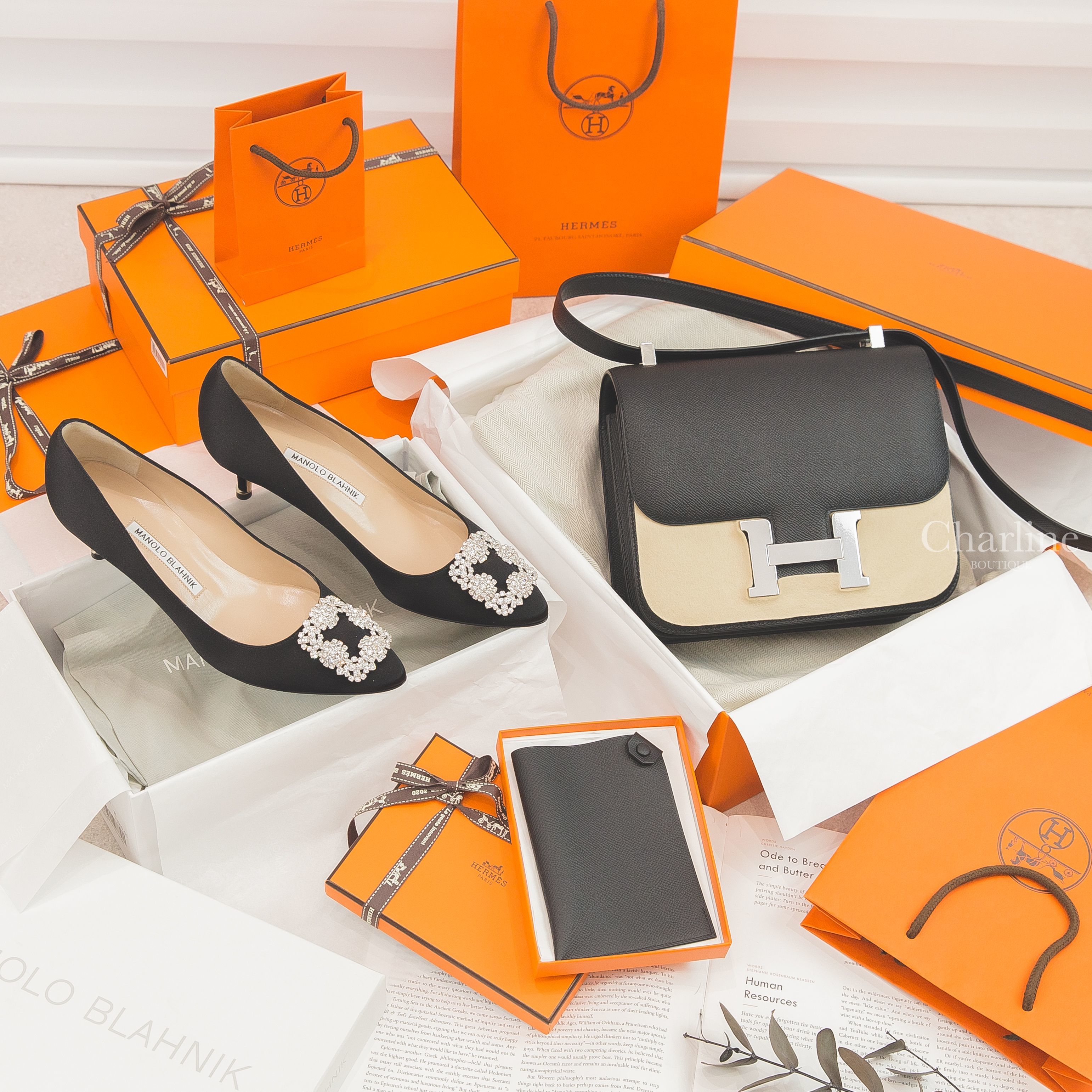 Manolo Blahnik Hangisi 黑色絲綢銀色鑲鑽方釦5cm細跟高跟鞋,Hermès Constance III 24cm 89 Noir Epsom Z刻黑色銀釦,D刻黑色黑釦護照夾-Charline Boutique 精品代購