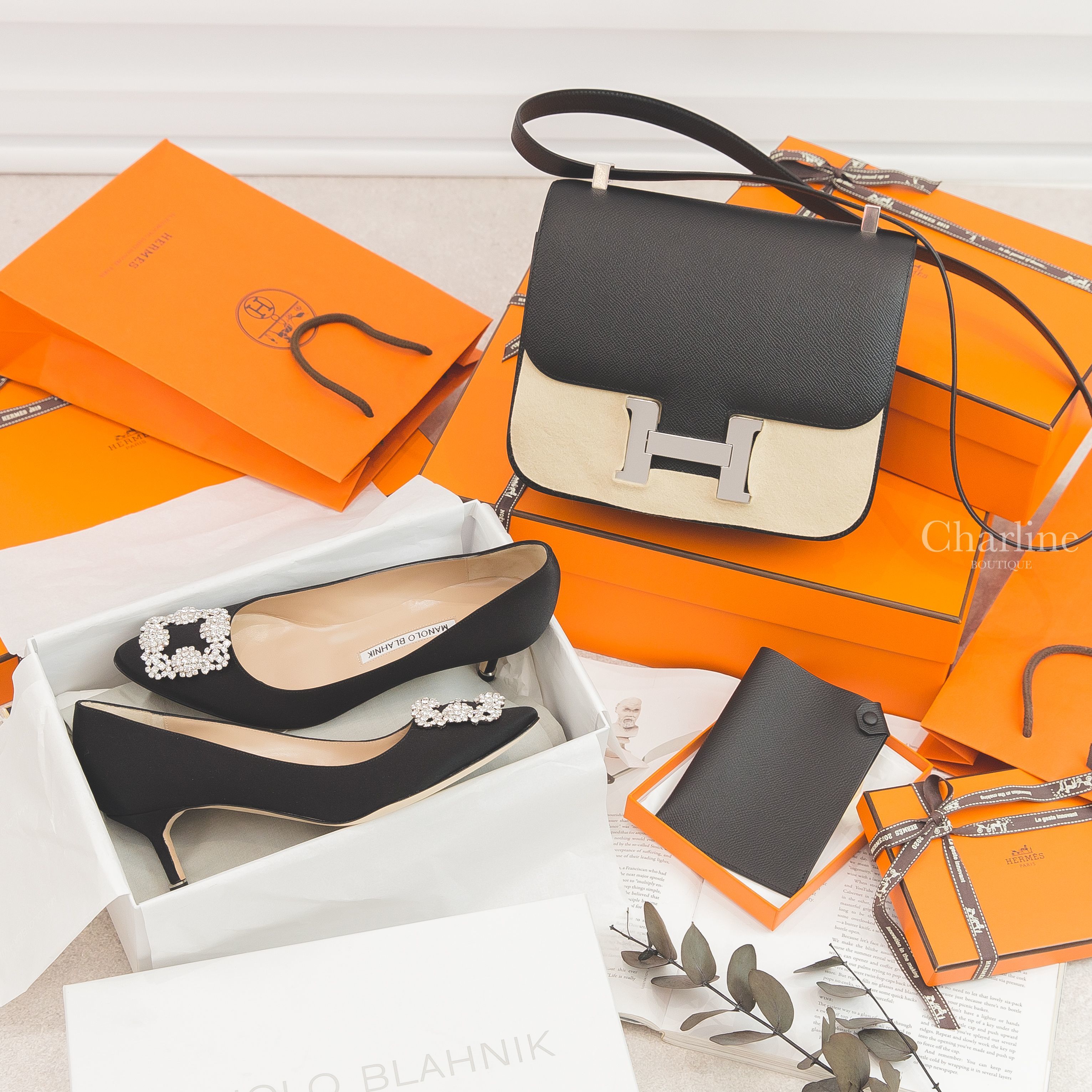 Manolo Blahnik Hangisi 黑色絲綢銀色鑲鑽方釦5cm細跟高跟鞋,Hermès Constance III 24cm 89 Noir Epsom Z刻黑色銀釦,D刻黑色黑釦護照夾-Charline Boutique 精品代購