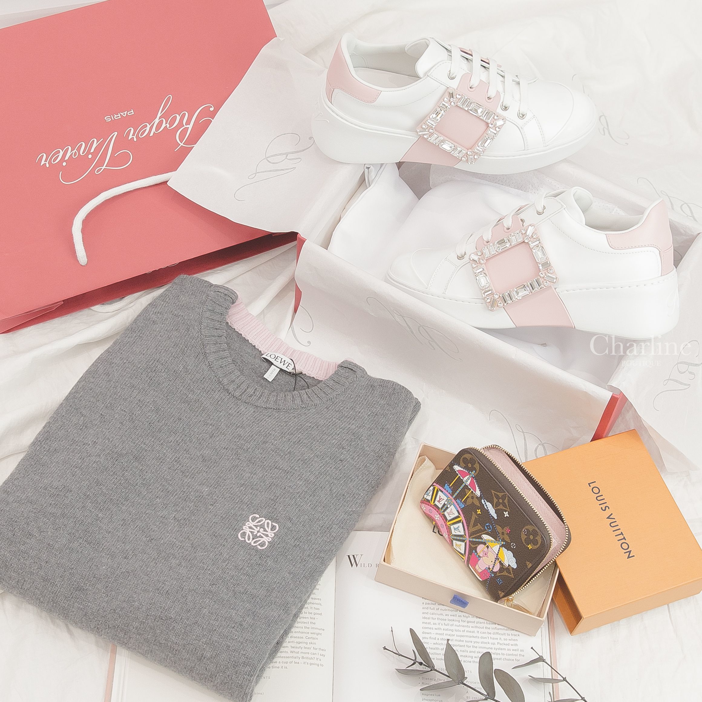 Roger Vivier Sneakers 白色拼粉色皮革銀色水晶方釦運動鞋,Louis Vuitton 咖啡色老花遊樂園系列聖誕節拉鏈零錢包,Loewe 灰粉色刺繡Logo羊毛長袖毛衣-Charline Boutique 精品代購