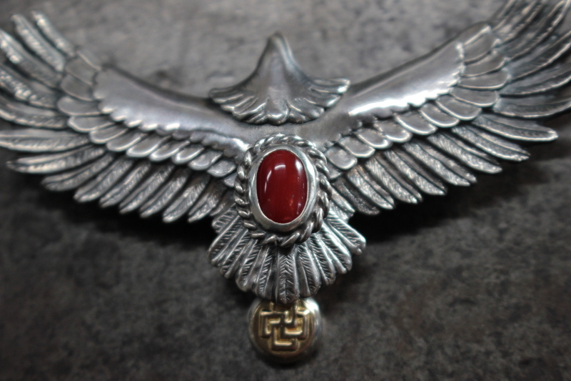 SE-826 紅珊瑚/K18 LC鷹吊墜