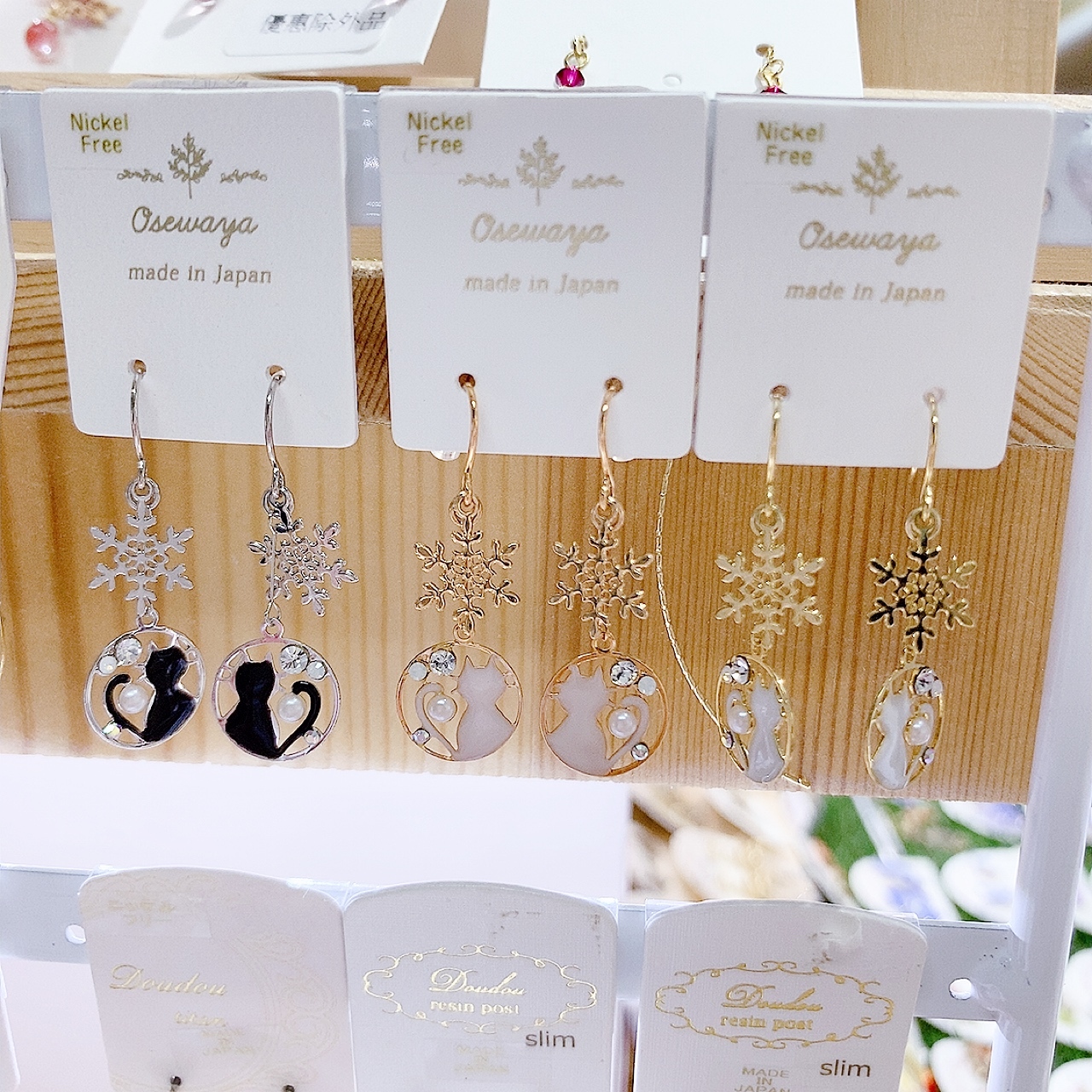 [日本制] 雪花與貓咪耳環 (防敏感)