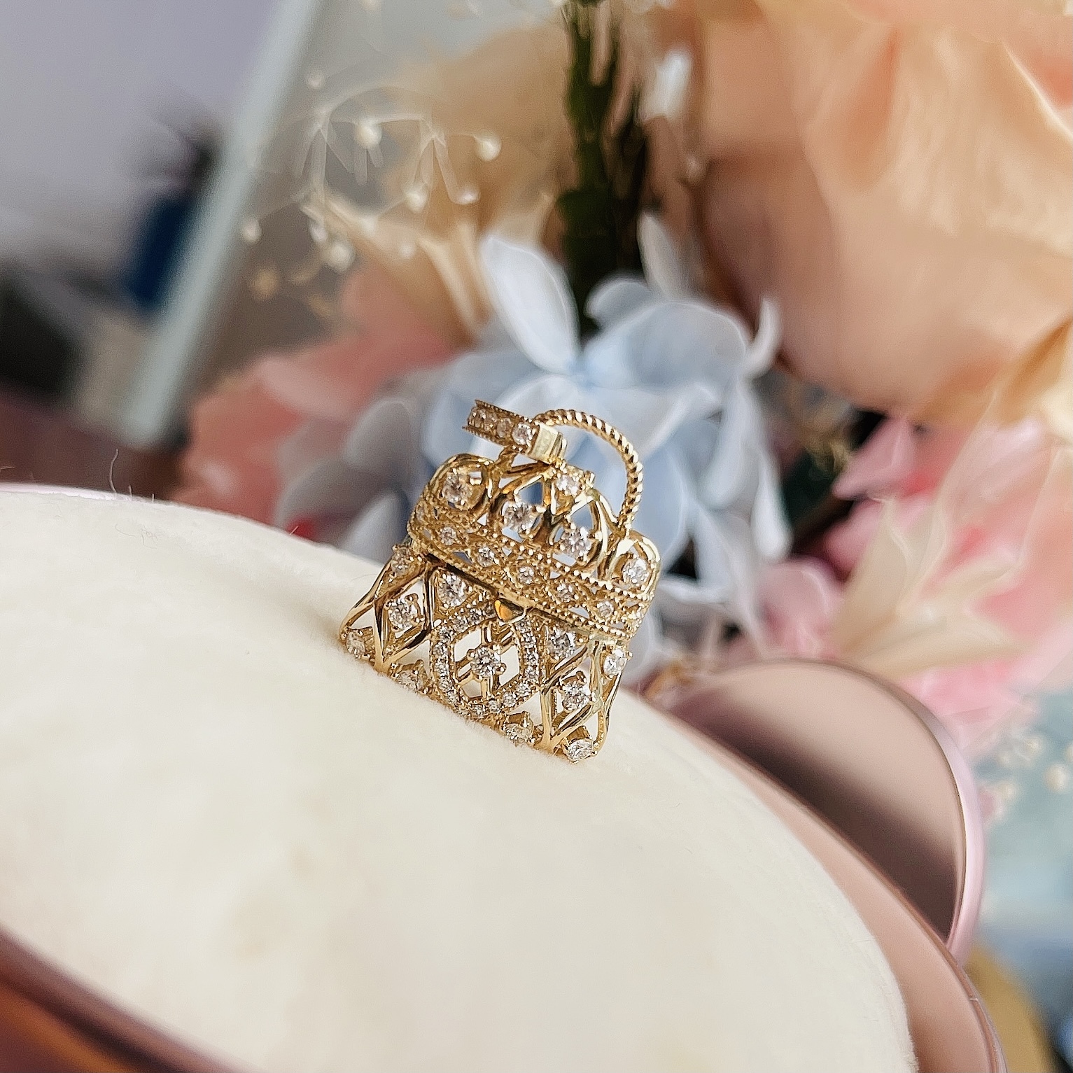 18K金手提包鑽石吊墜