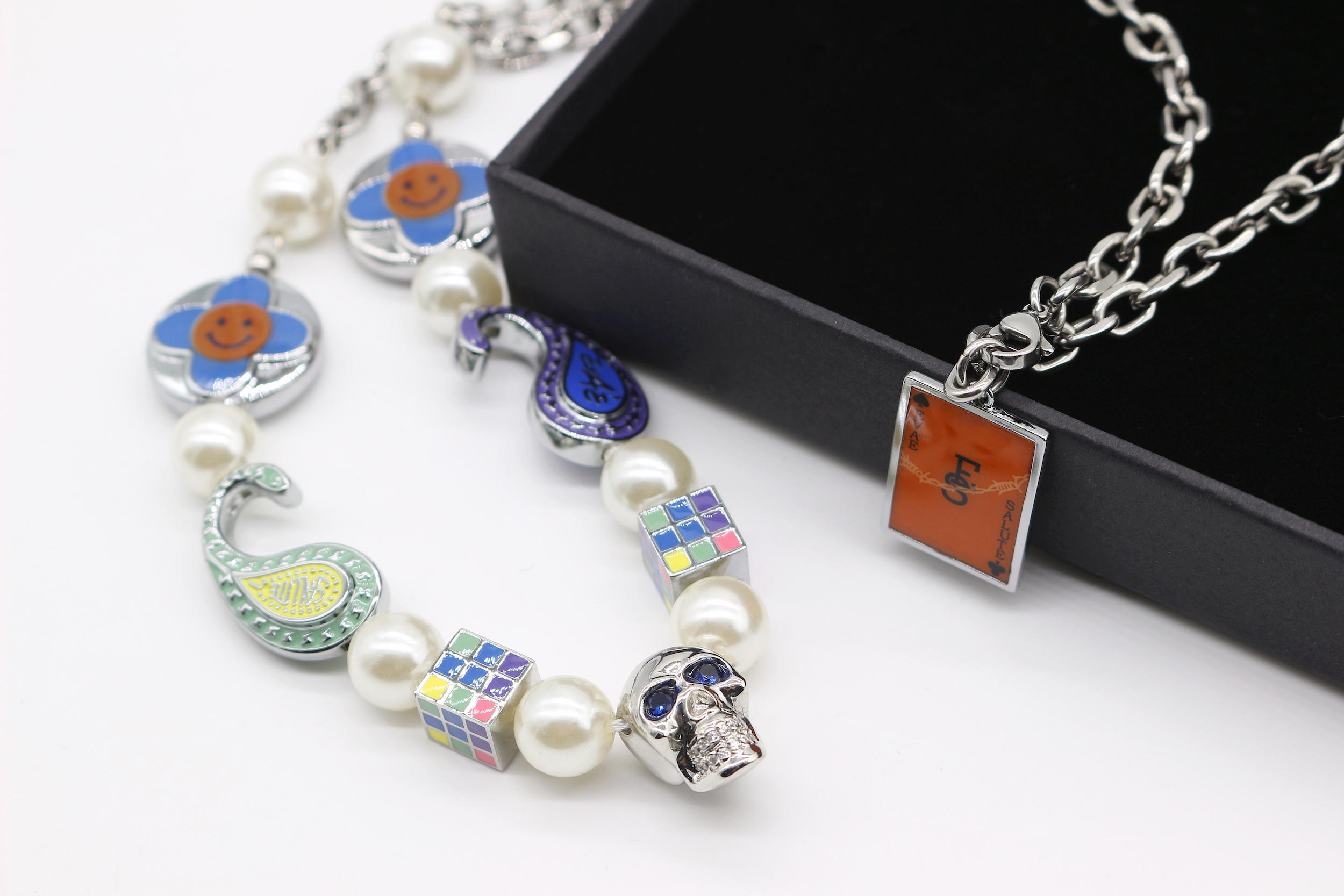 SALUTE x * EVAE+ 十字花瓣笑臉項鍊