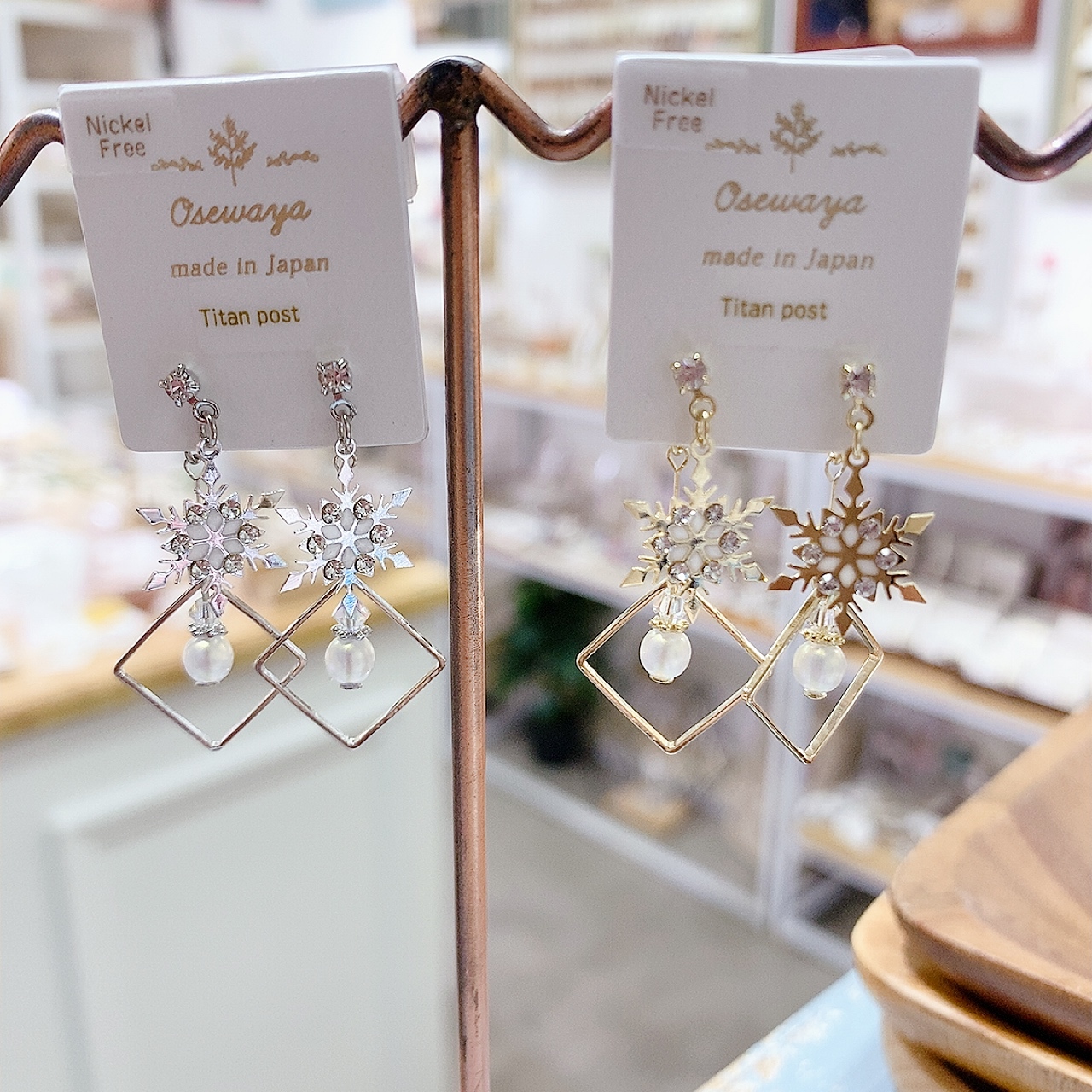 [日本制] 雪花菱形框耳環 (防敏感)