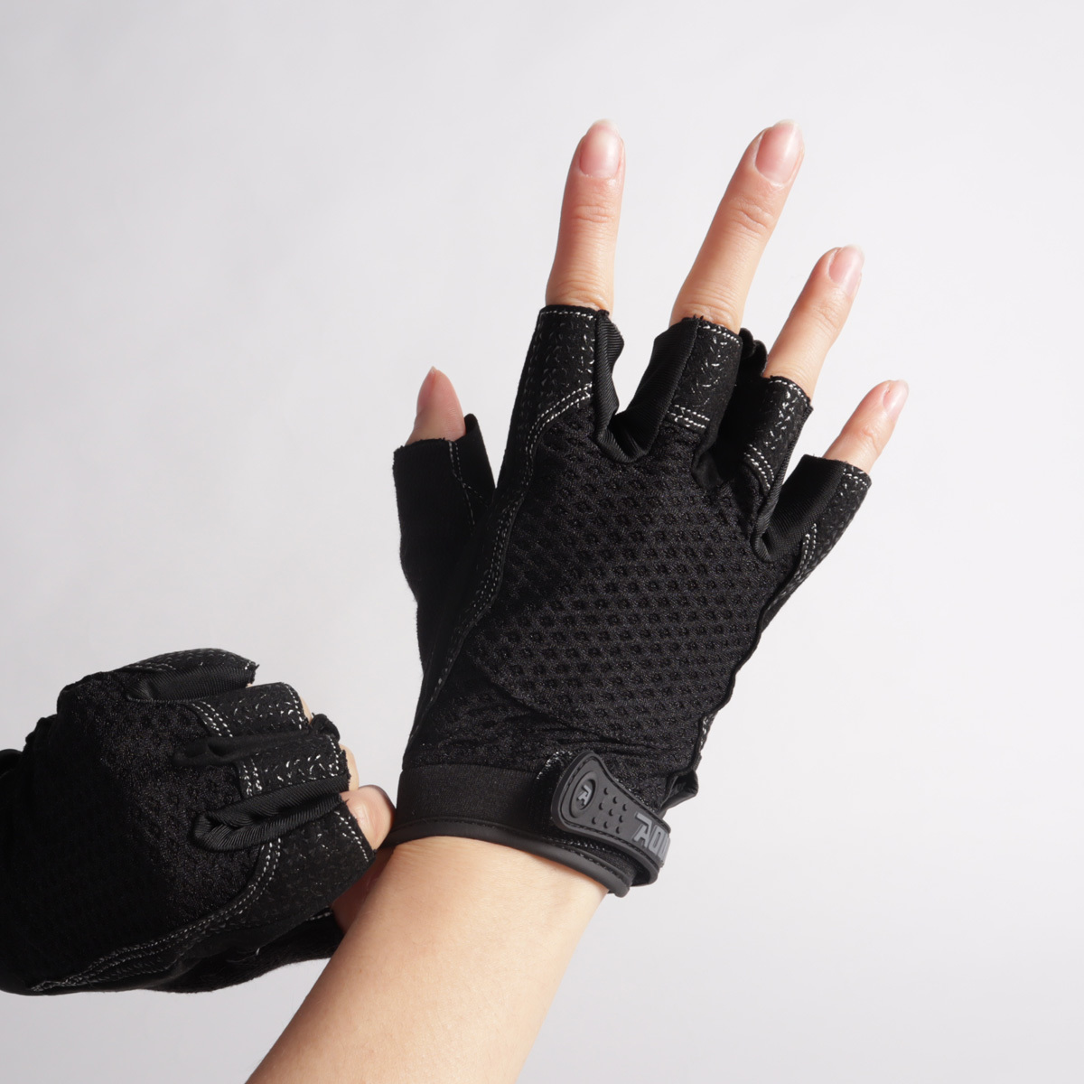 Half-finger mesh non-slip sports gloves