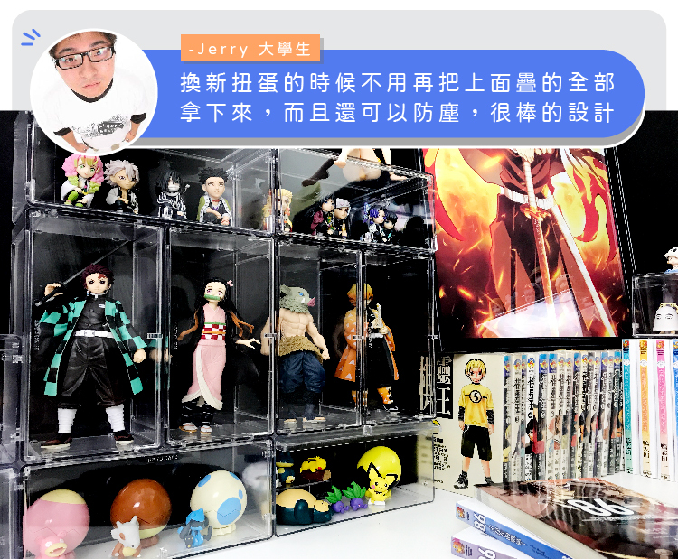 大學生桌面,各種公仔模型可以收納兼顧防塵,很棒的設計