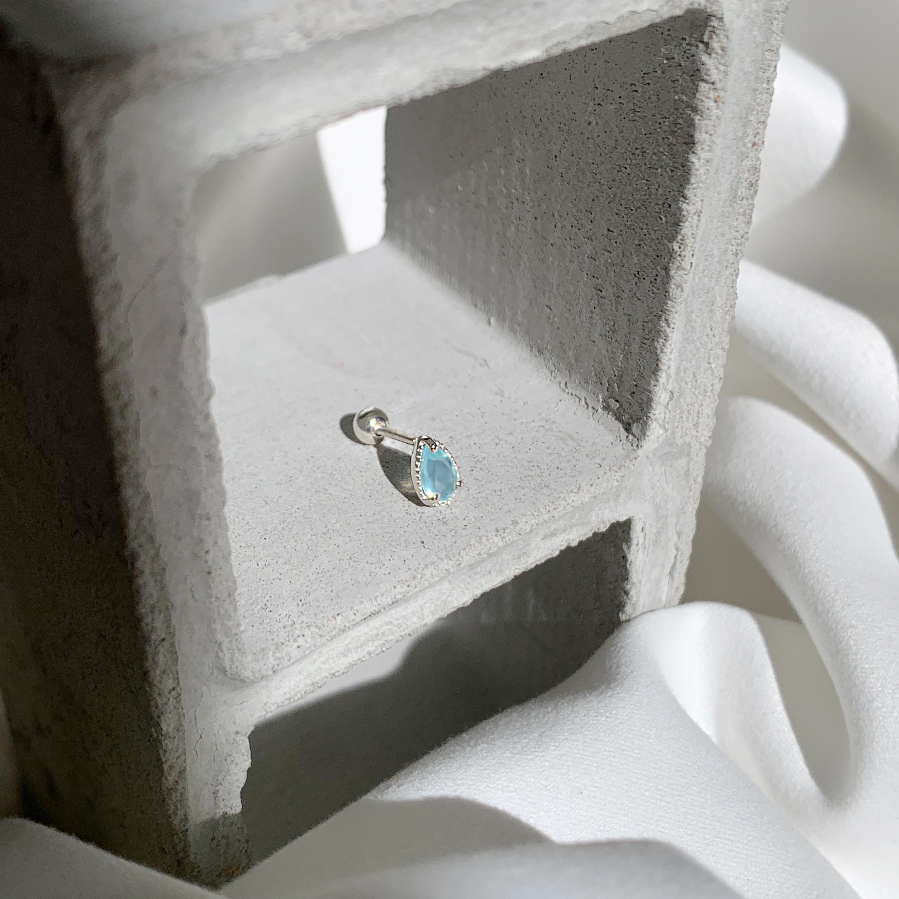 經典三爪水滴海藍轉珠耳環