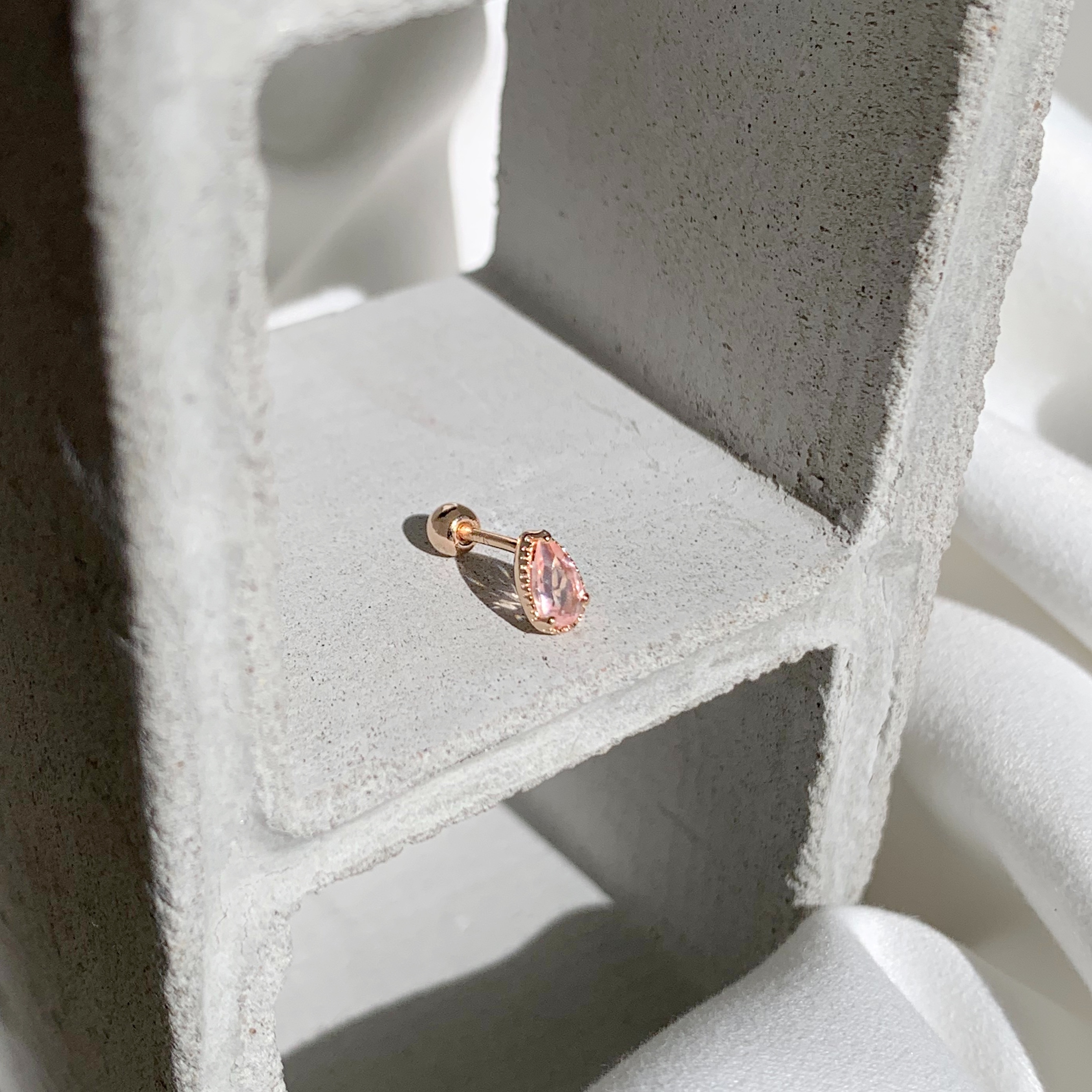 經典三爪水滴粉晶轉珠耳環