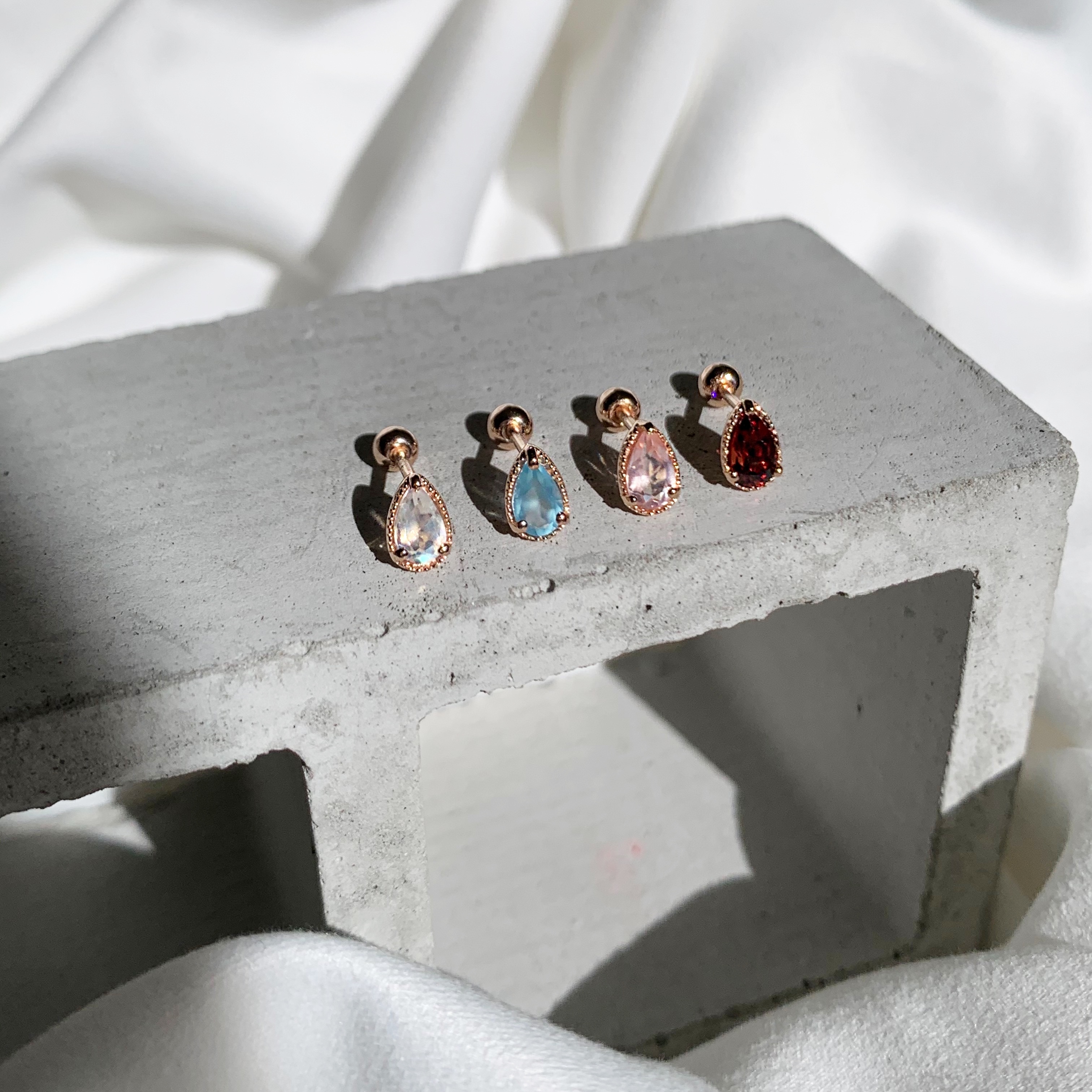 經典三爪水滴粉晶轉珠耳環