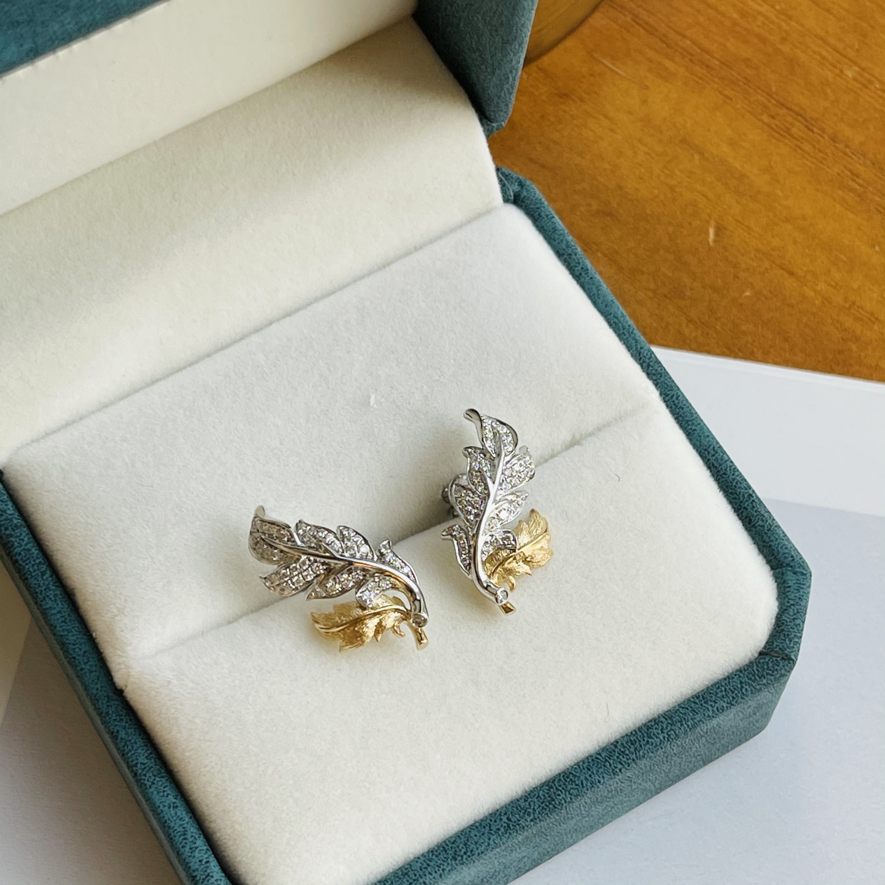 18K雙色金拉絲羽毛鑽石耳釘