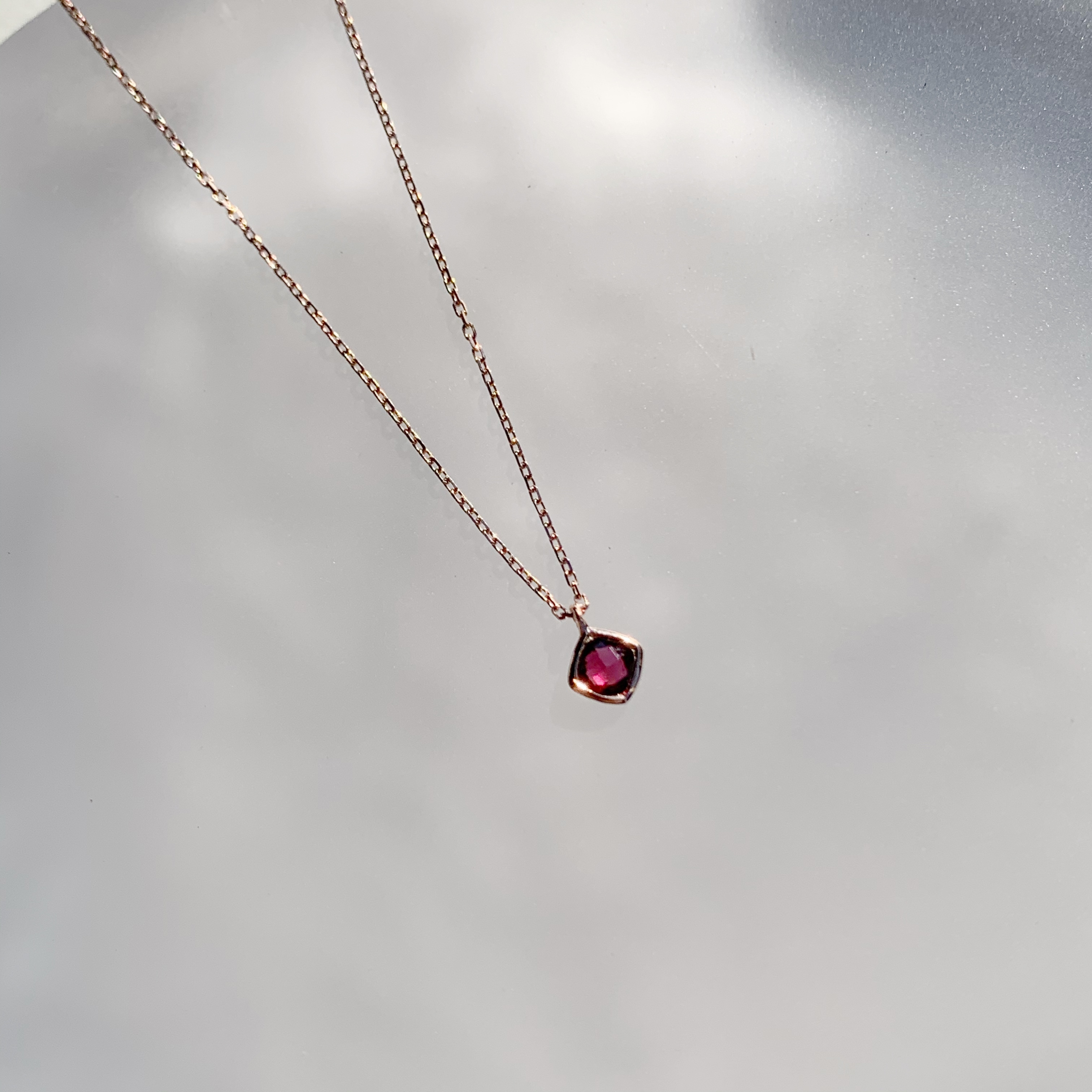 bazel菱形玫瑰石榴石項鍊