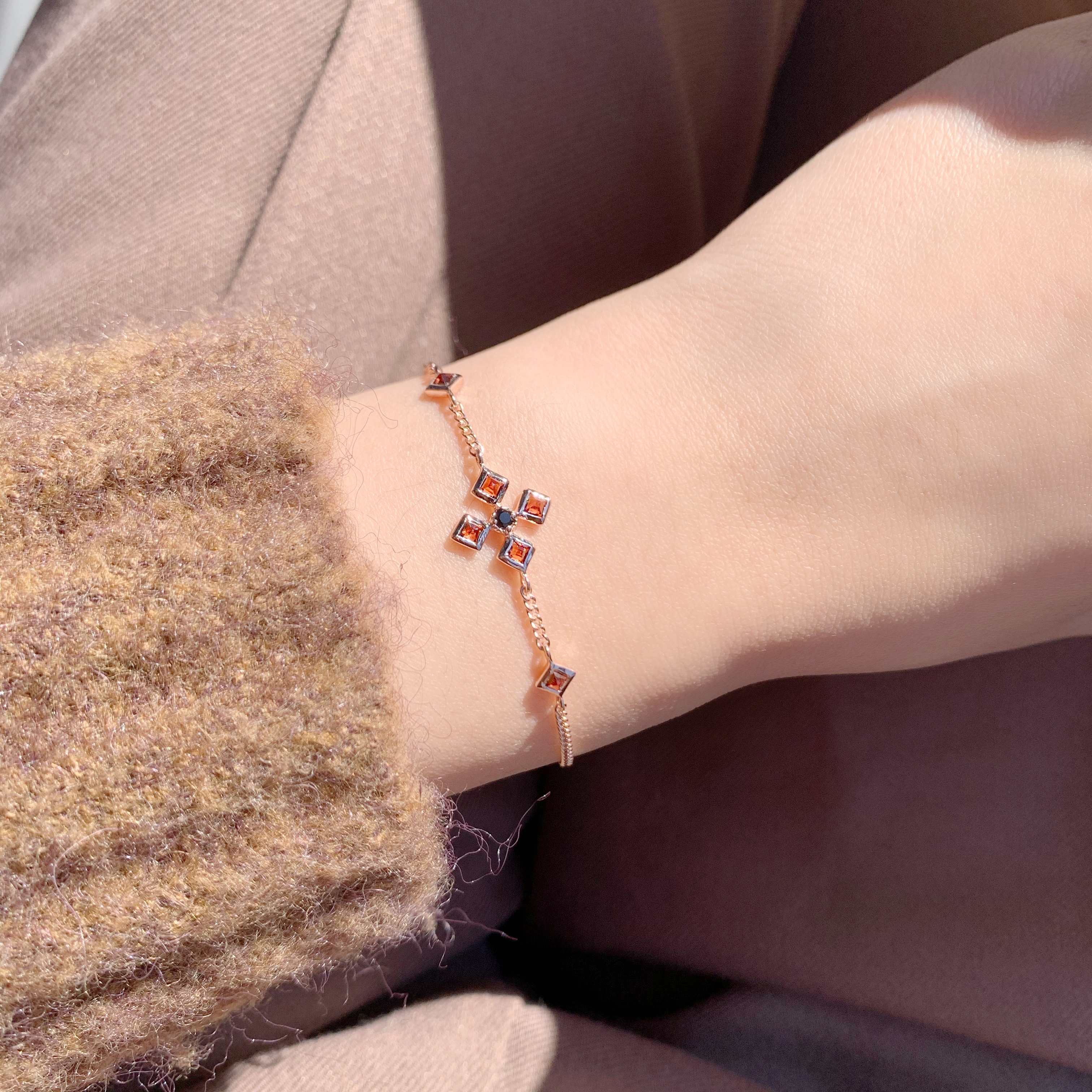 Square Cross石榴黑尖晶手鍊