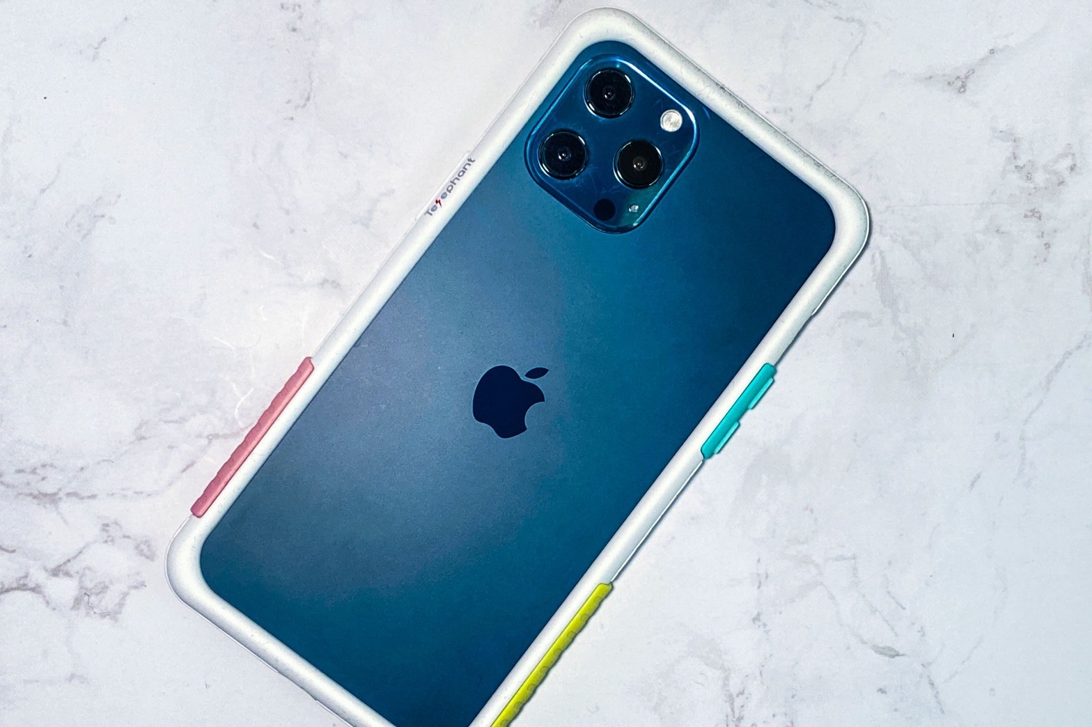 太樂芬『iPhone 12開箱介紹』全新進化的設計，四款新色潮流延續，超越軍規手機殼！