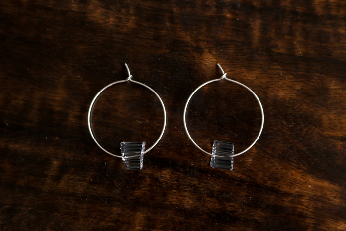 sorte glass-黑條紋方形圓掛式耳環／L