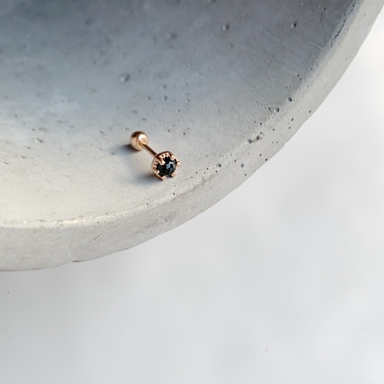 爪鑲小六角黑尖晶轉珠耳環