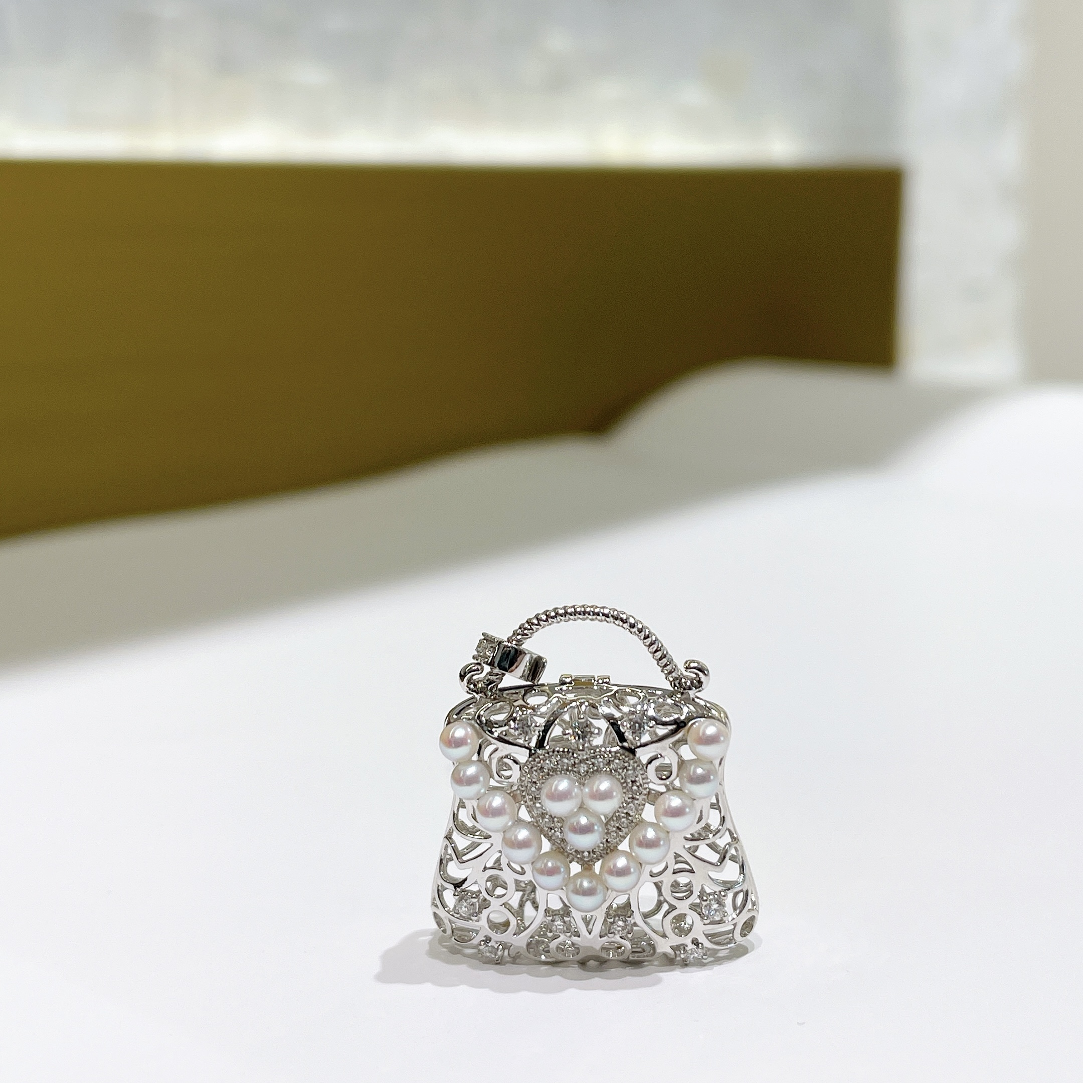 18K金手提包無調色Baby Akoya鑽石吊墜