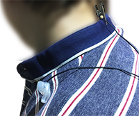 頸繩夾著後領,lanyard clipped to back of collar