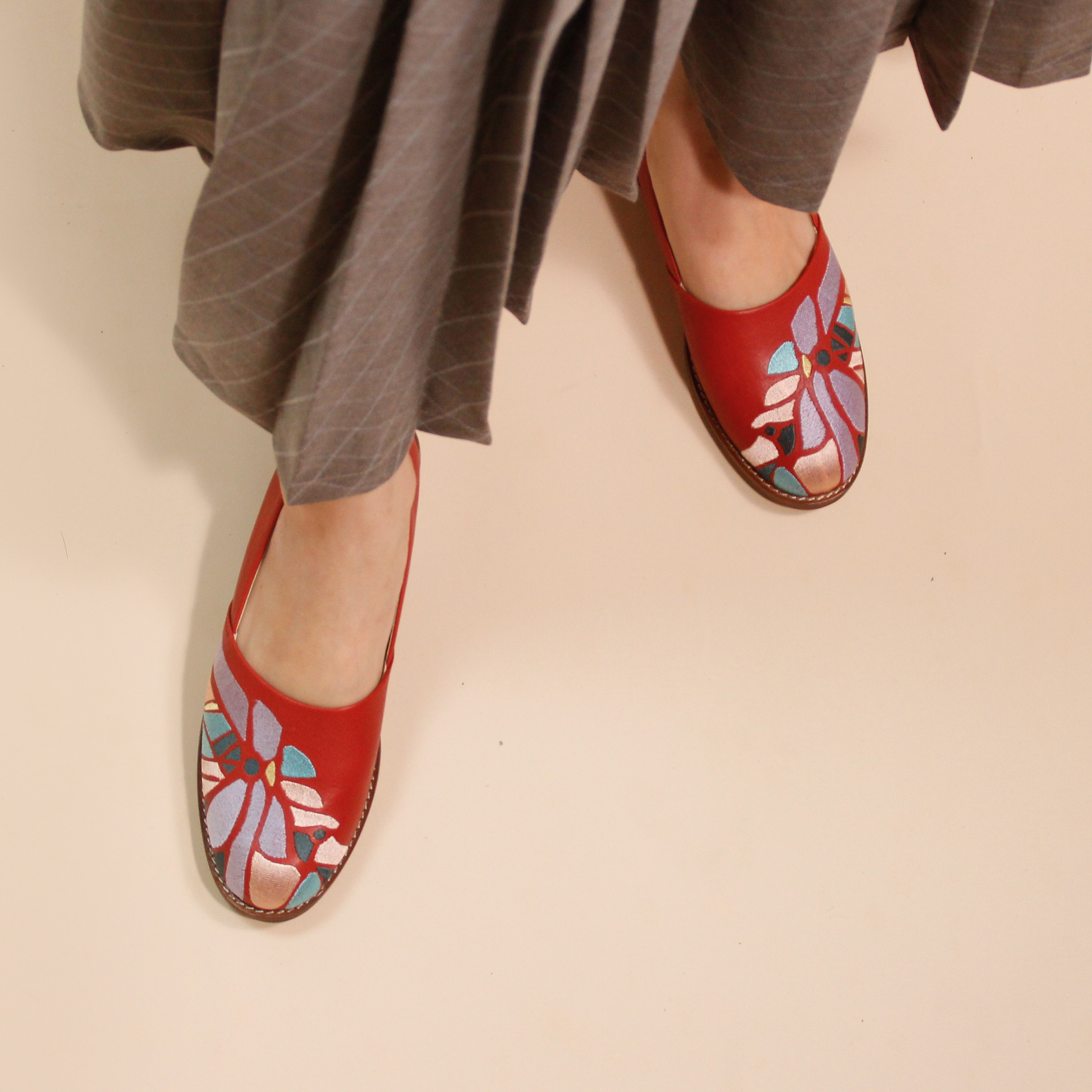 刺繡率性木跟鞋｜輿圖鞋 (酒紅)