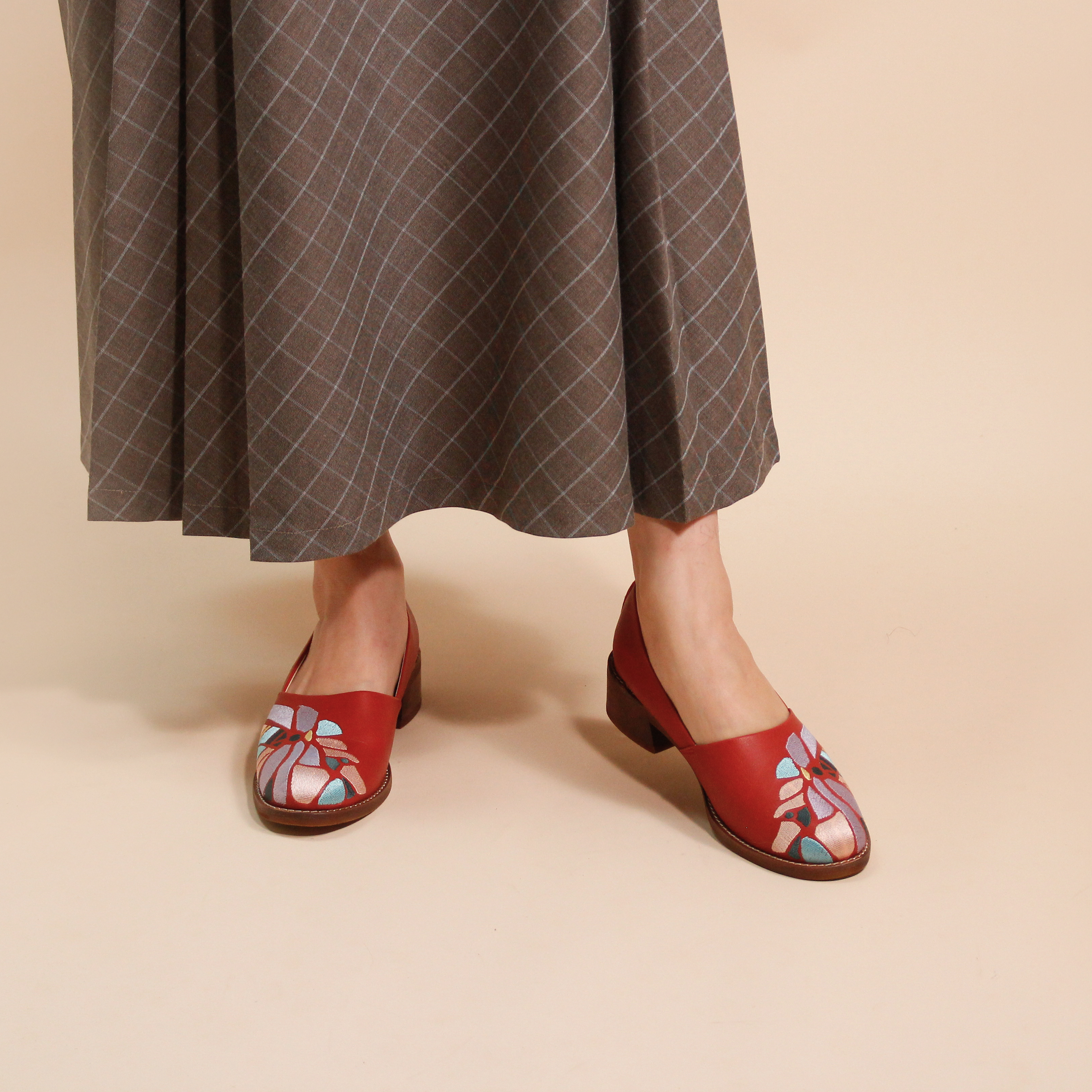 刺繡率性木跟鞋｜輿圖鞋 (酒紅)