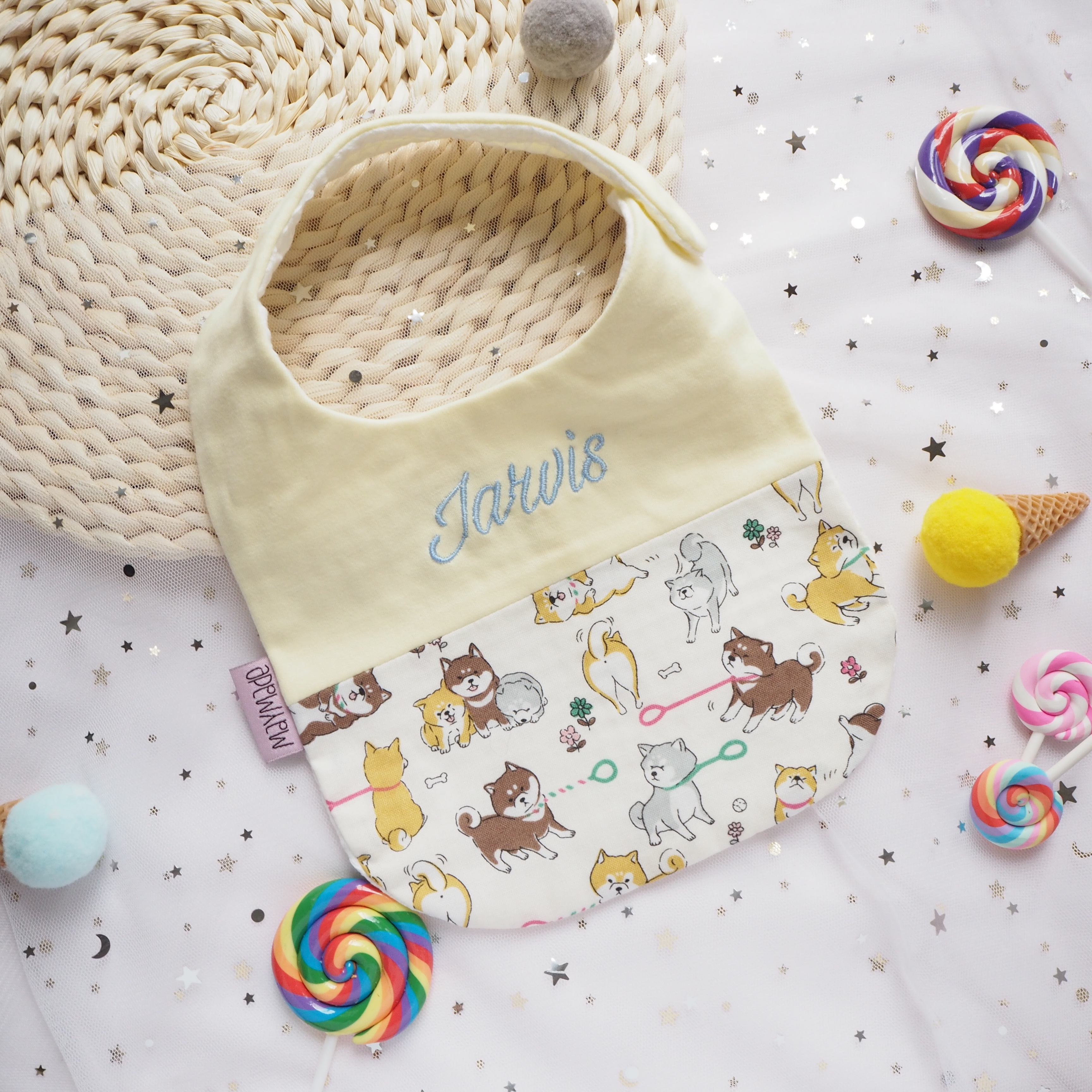 白底色柴犬圖案 拼布款繡名口水肩