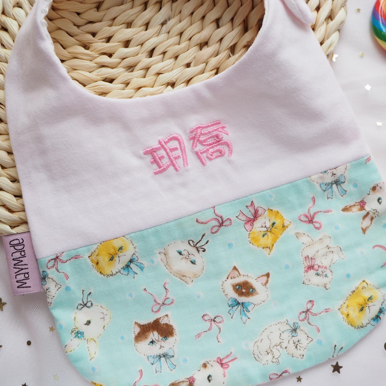 粉綠色貓和兔 拼布款繡名口水肩
