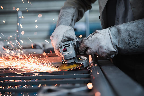 工業上切割金屬產生鐵粉物質與落塵