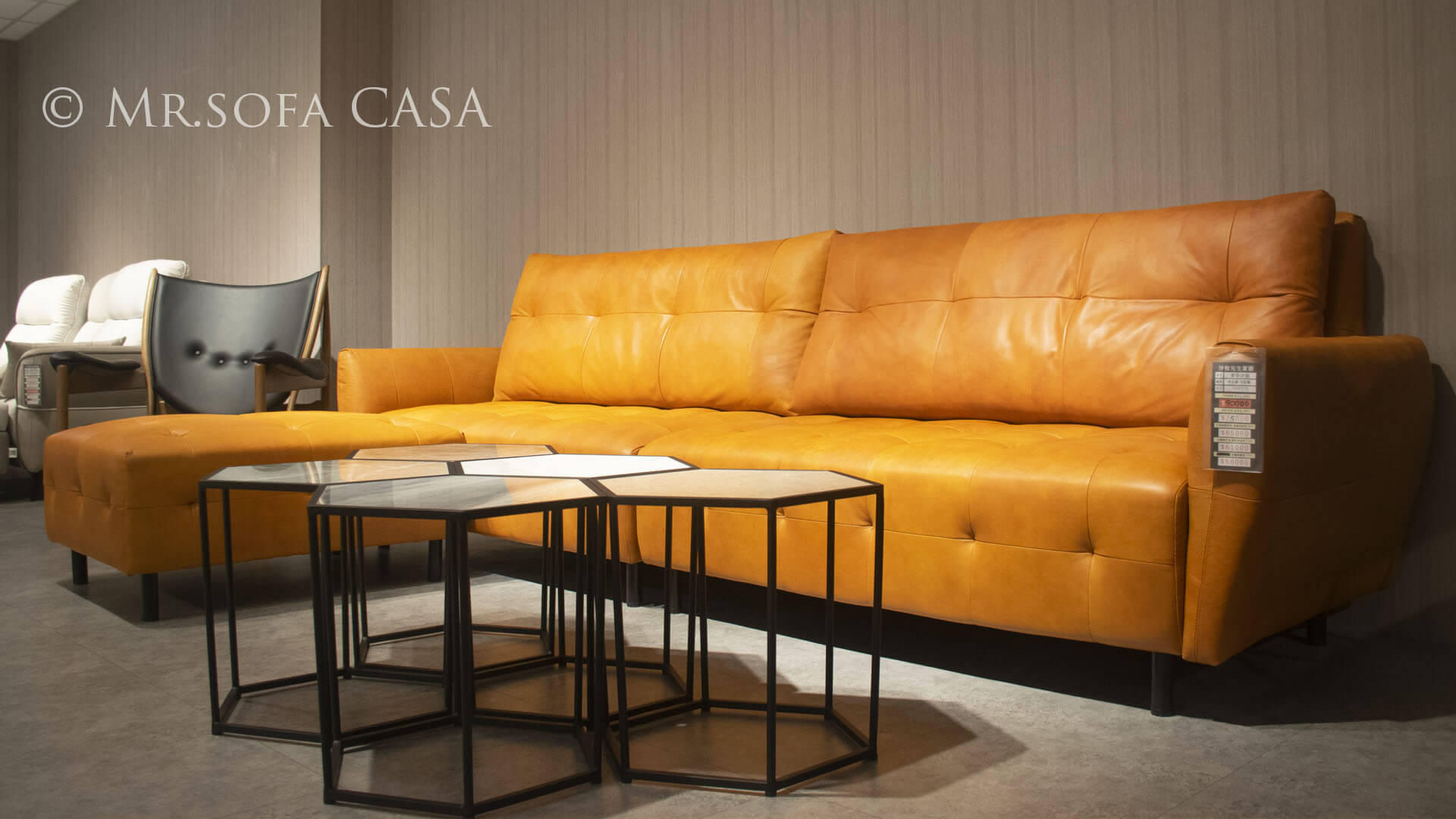 多芬沙發以苯染皮所製成，每一套都獨一無二