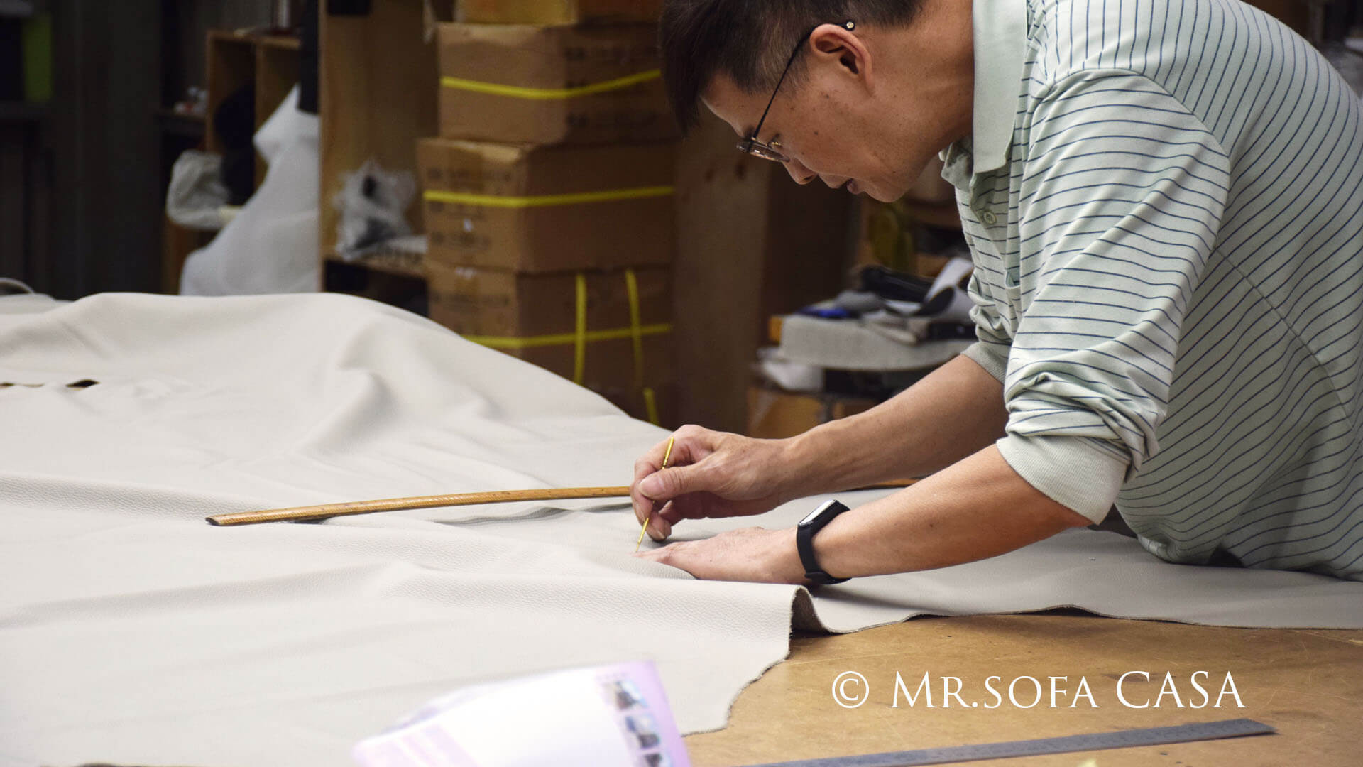 師傅在布料上作標記時需特別注意尺寸上的要求