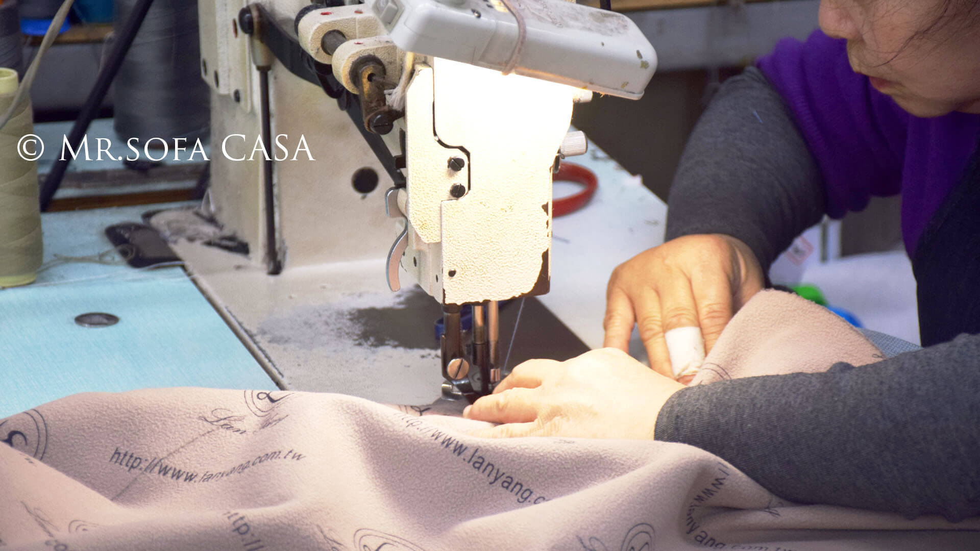 阿姨們可都是老練的裁縫高手呢