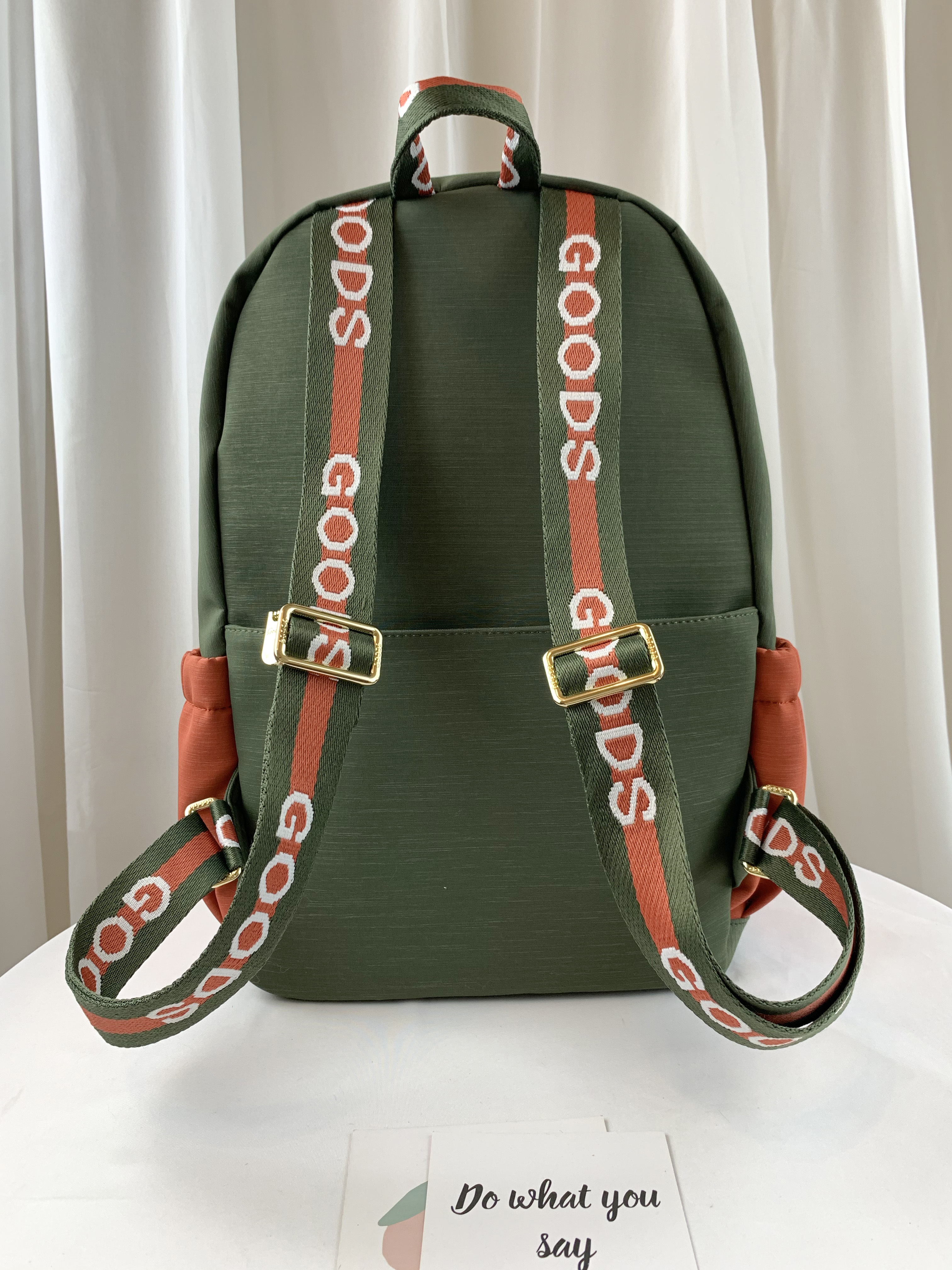 GOODS 橘綠拼色 防潑水運動風後背包 附小熊吊飾 #2627