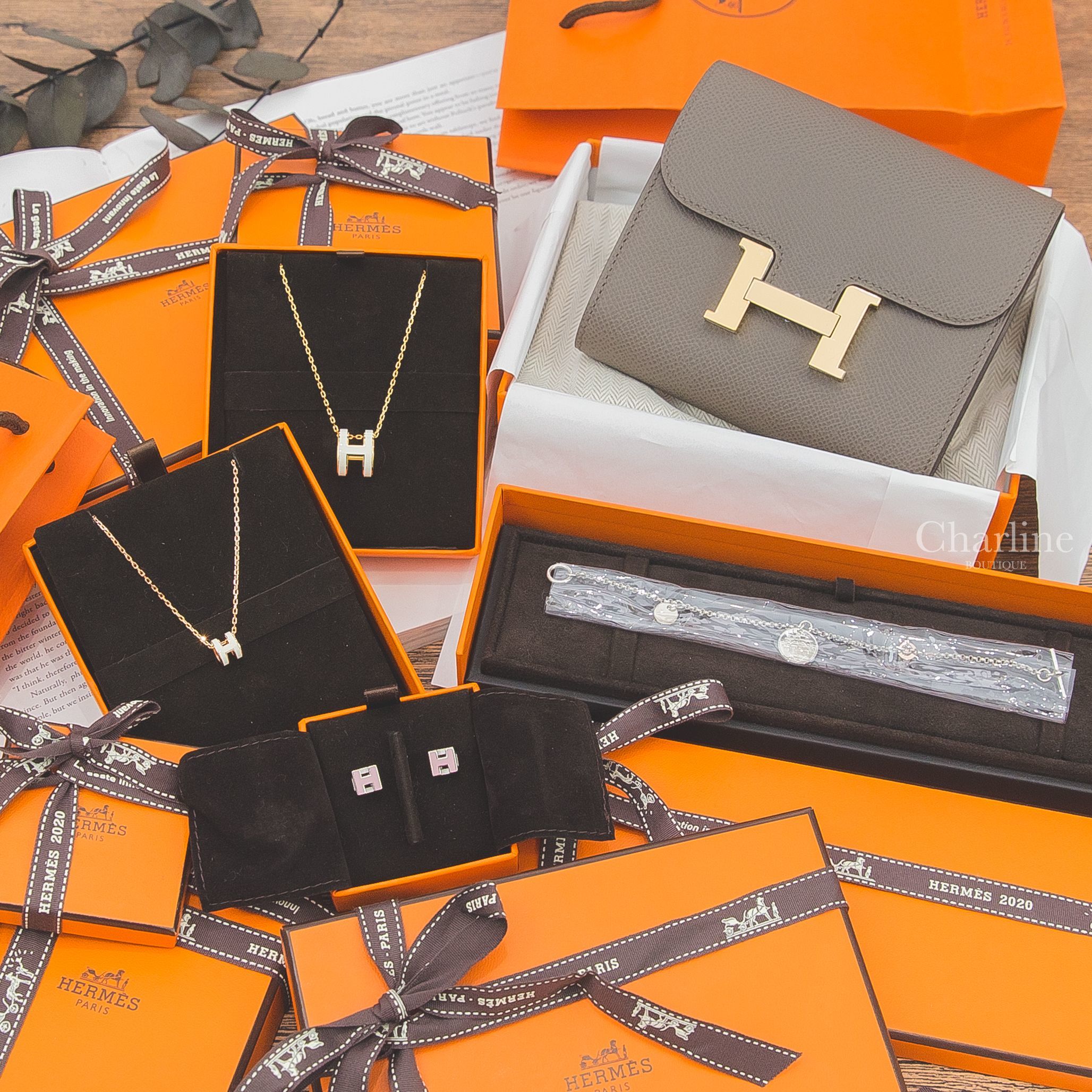 Hermès Bracelet 銀色玫瑰金銀飾手鍊,Necklace 白色珐瑯鍍金簍空項鍊,Necklace 白色迷你珐瑯項鍊,Earrings 粉色珐瑯鍍銀簍空方形耳環,Compact 器錫灰金釦短夾-Charline Boutique 精品代購