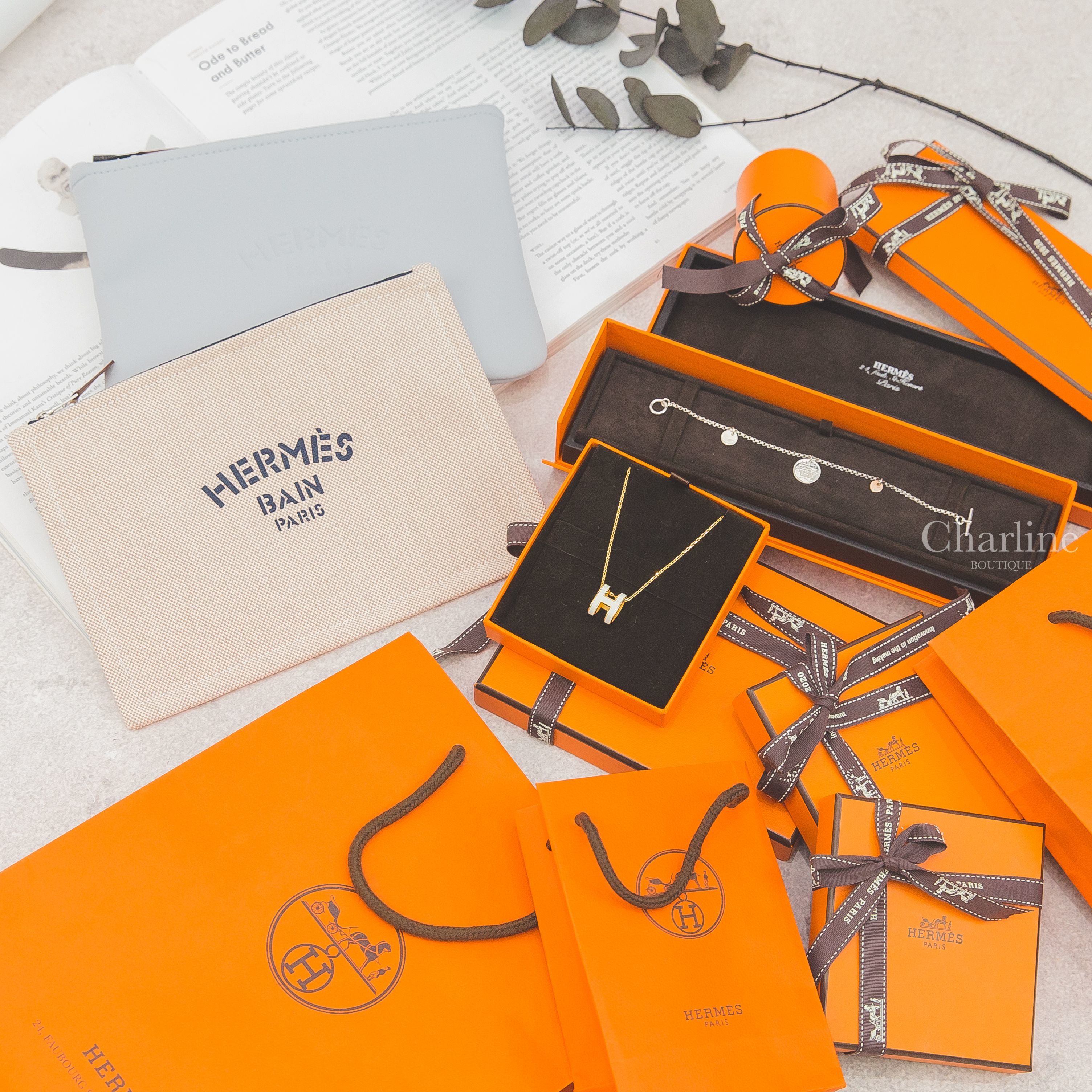 Hermès Bracelet 銀色玫瑰金吊牌銀飾手鍊,Hermès Necklace 白色珐瑯鍍金簍空橢圓項鍊,Hermès Case 亞麻色黑字小型化妝包,Hermès Case 鐵灰藍色小型化妝包-Charline Boutique 精品代購