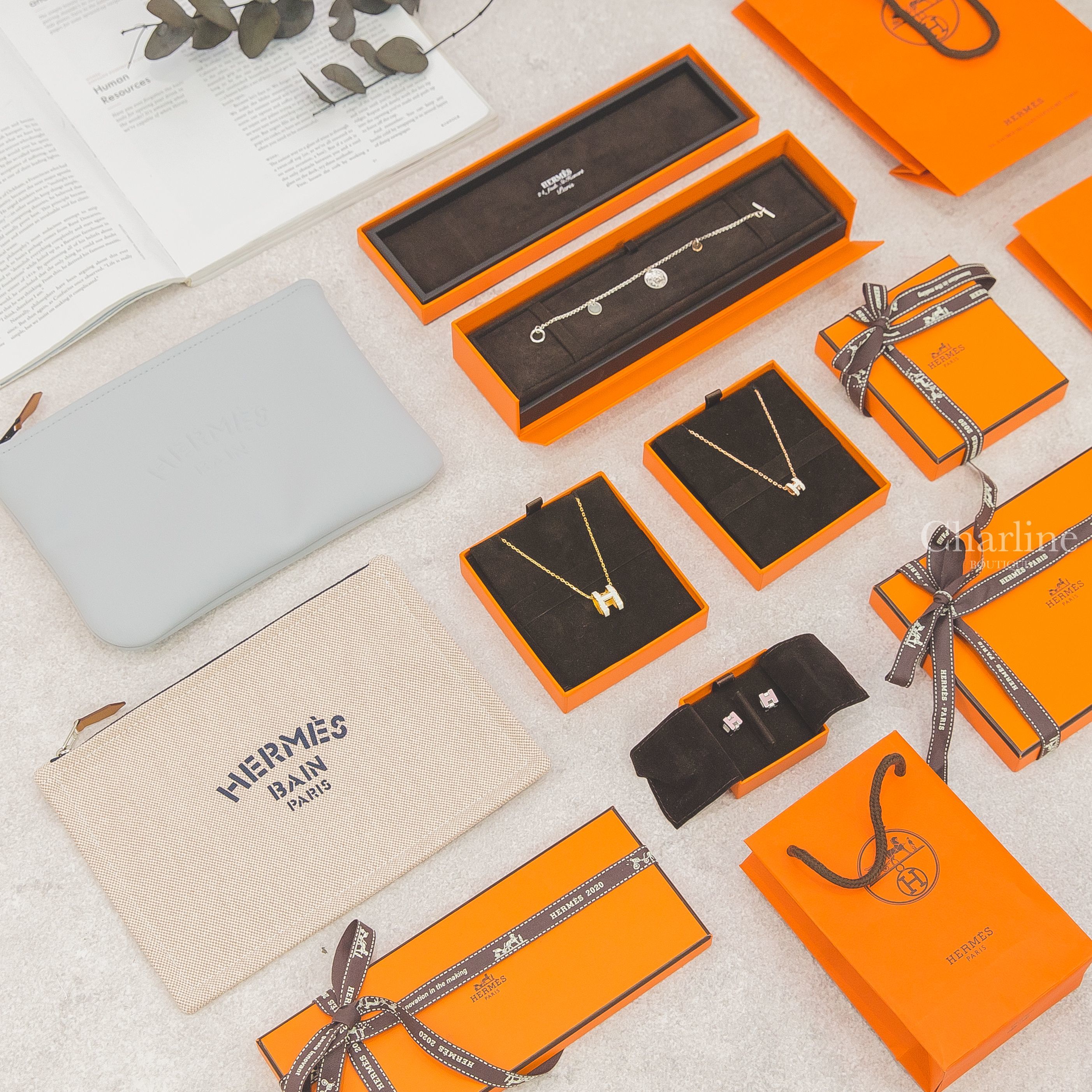 Hermès Bracelet 銀色玫瑰金手鍊,Necklace 白色珐瑯項鍊,Necklace 白色迷你珐瑯橢圓項鍊,Earrings 粉色方形耳環,Case 亞麻黑字化妝包,Case 鐵灰藍色化妝包-Charline Boutique 精品代購