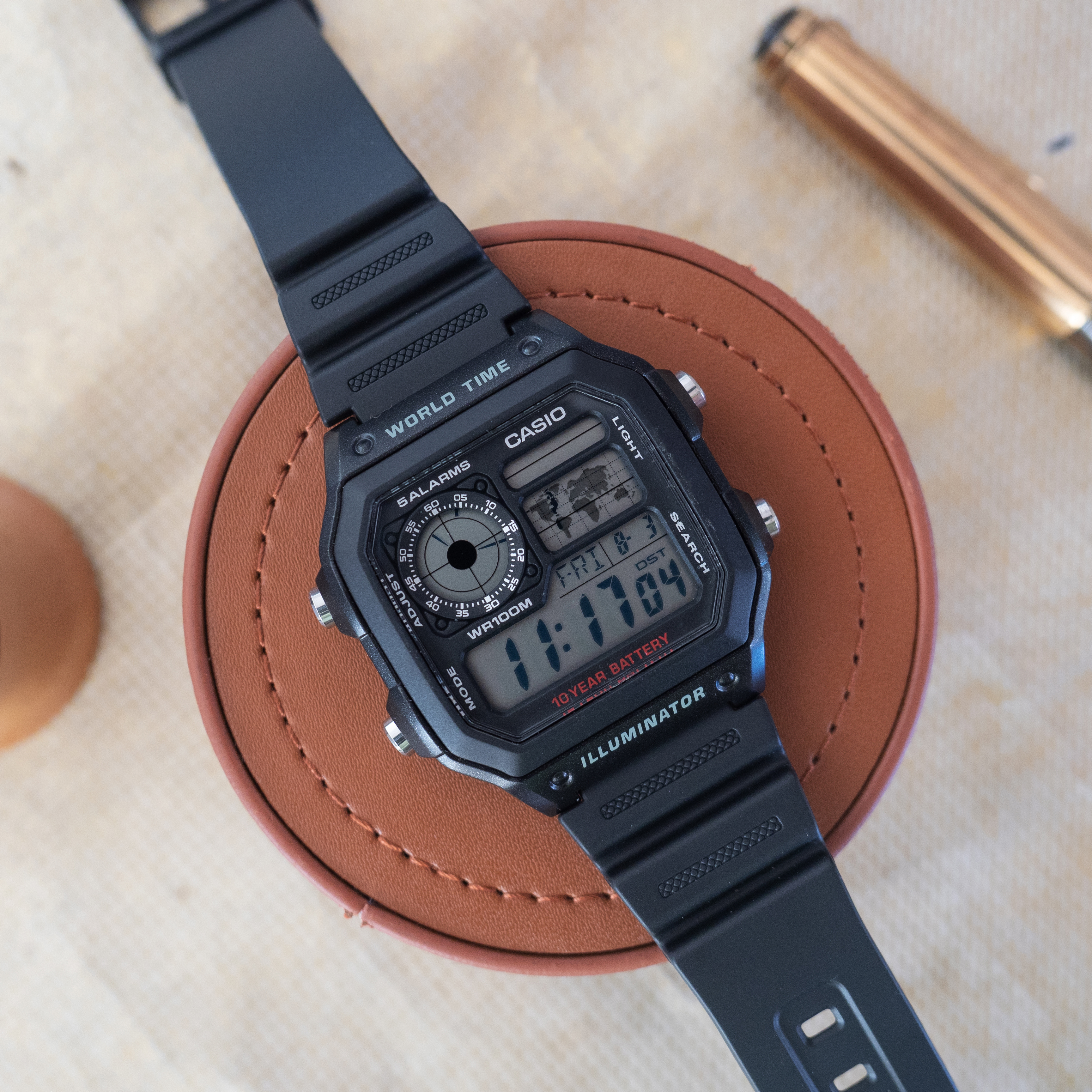 Casio 復古跳字錶黑色膠帶地圖AE-1200WH-1A｜鐘古時代