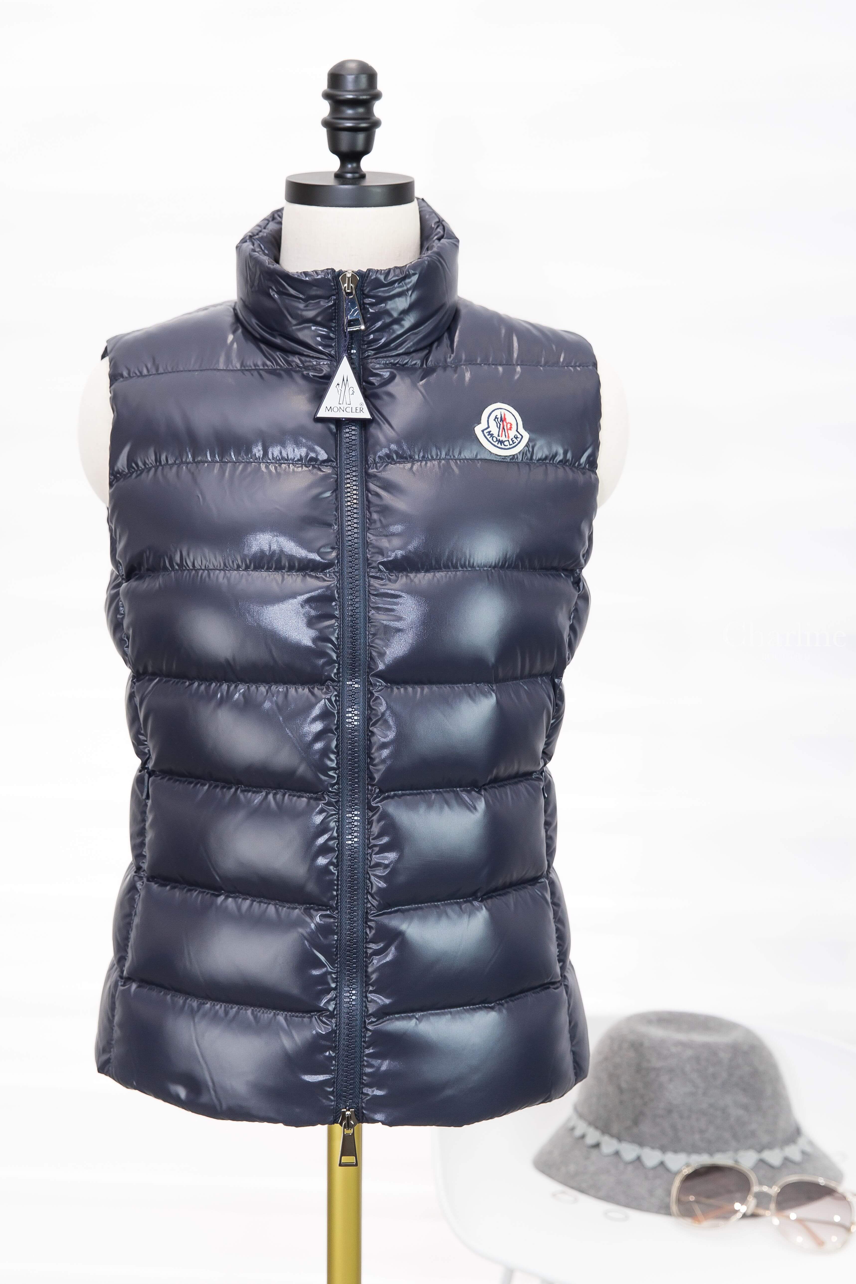 Moncler Ghany 藍色小立領拉鍊亮面羽絨背心-Charline Boutique 精品代購