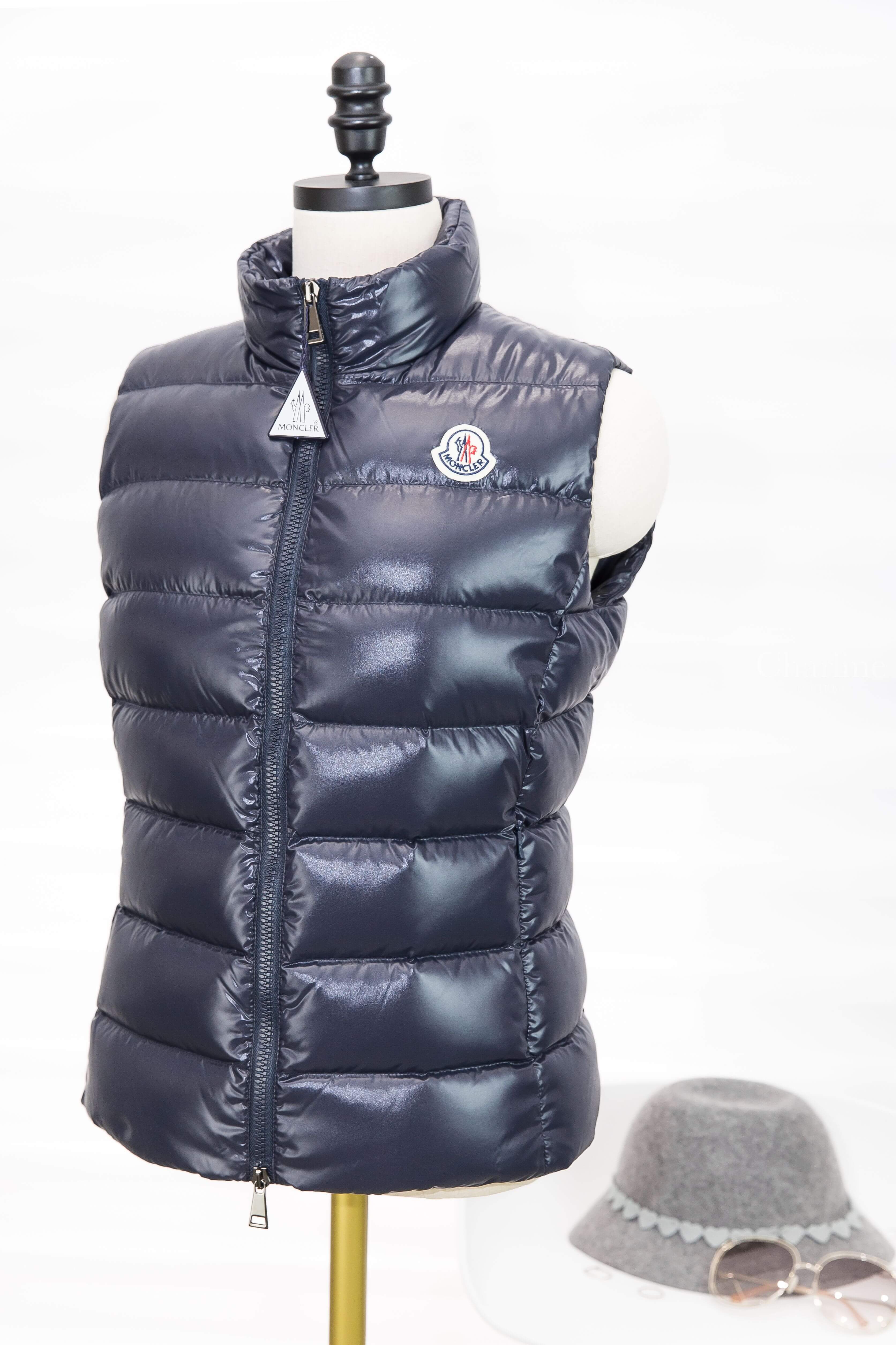 Moncler Ghany 藍色小立領拉鍊亮面羽絨背心-Charline Boutique 精品代購