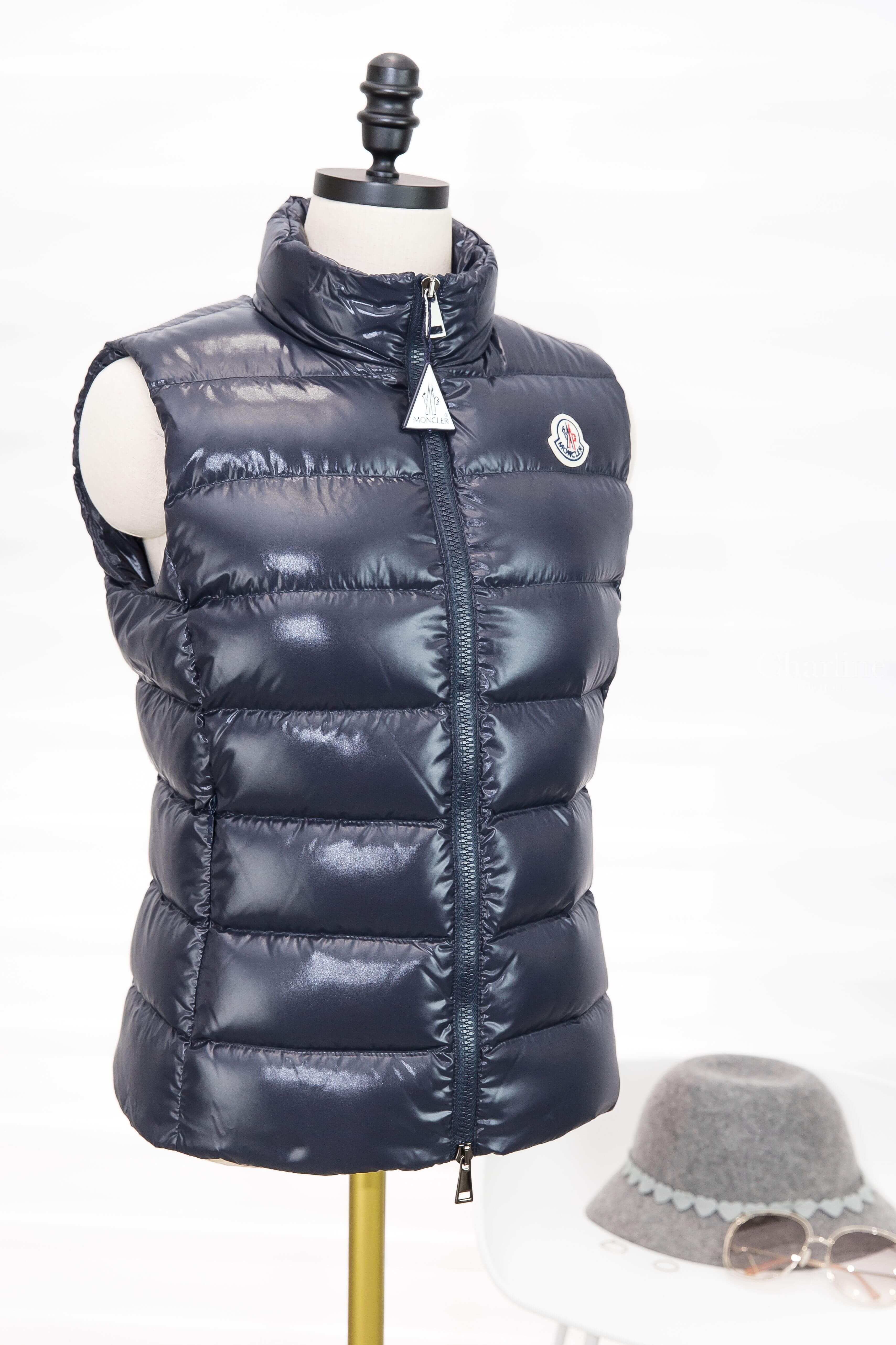 Moncler Ghany 藍色小立領拉鍊亮面羽絨背心-Charline Boutique 精品代購