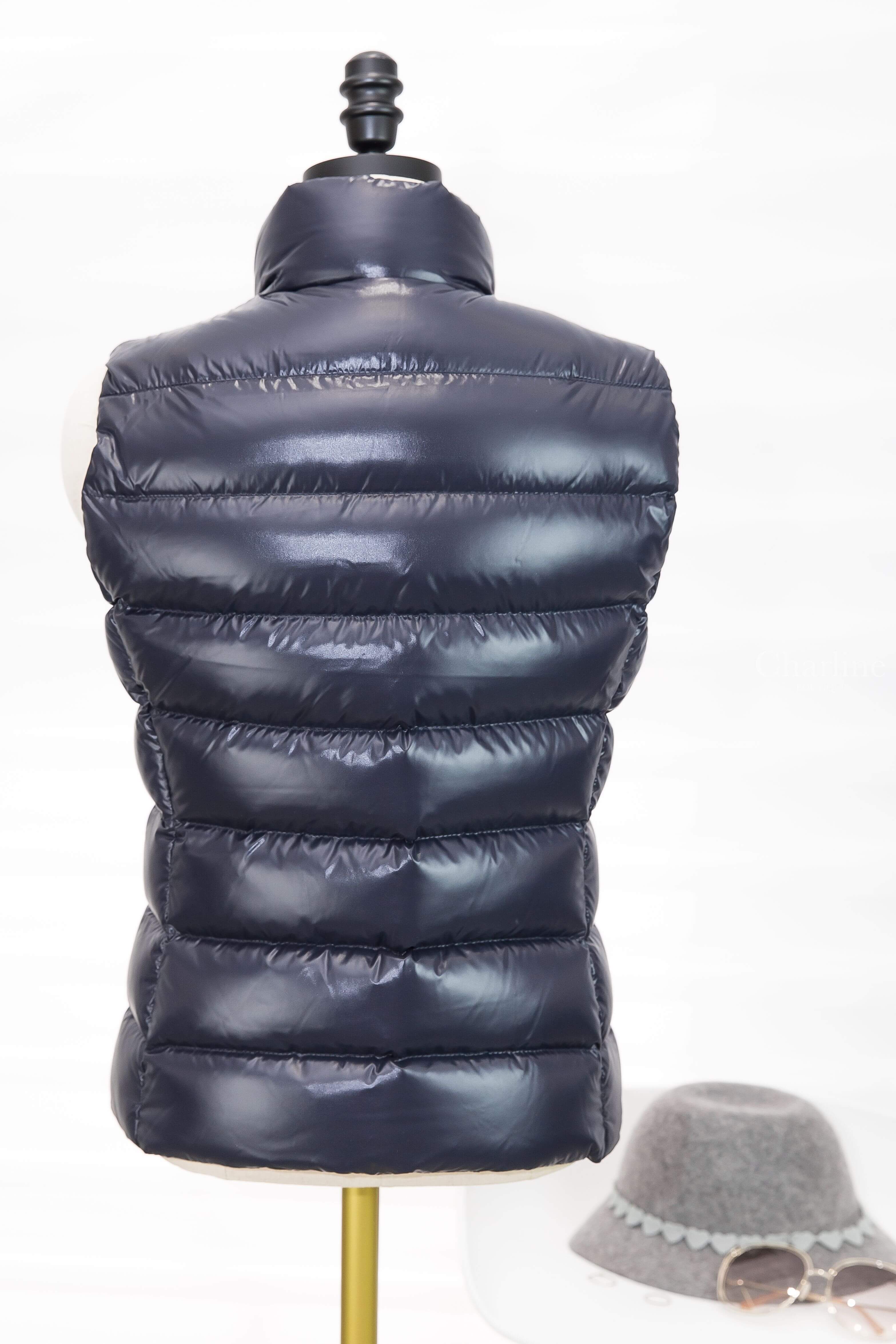 Moncler Ghany 藍色小立領拉鍊亮面羽絨背心-Charline Boutique 精品代購