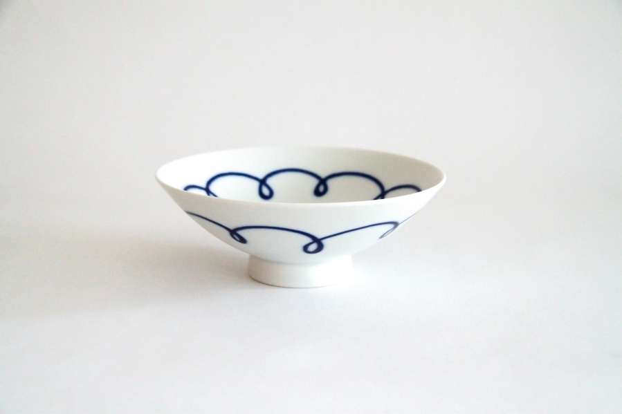 白山陶器-平茶碗 ST-10 霧白底藍線雲