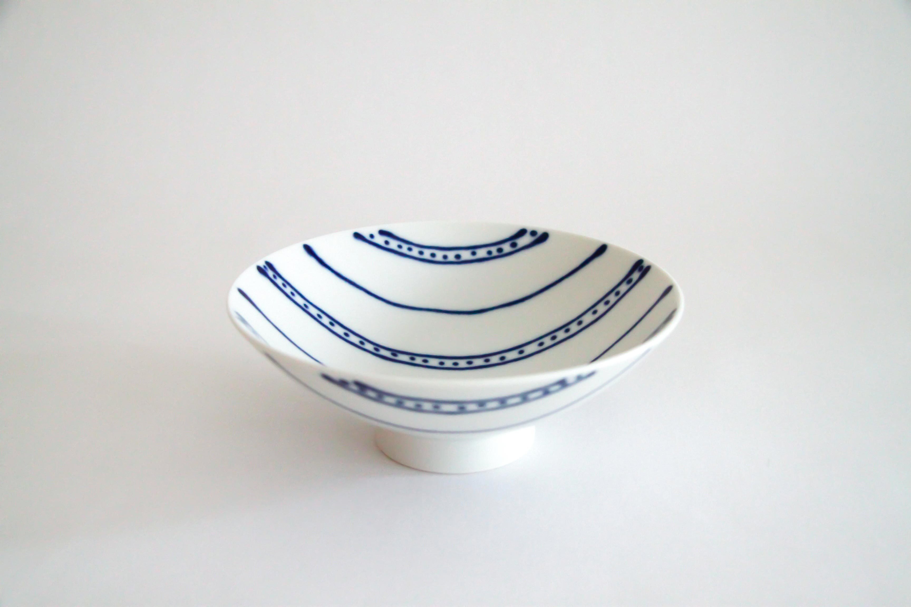 白山陶器-平茶碗 ST-28 霧白底藍直點