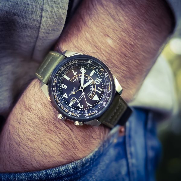 萬年鐘錶 - Citizen 星辰錶   光動能飛行兩地時間皮革男錶   BJ7138-04E  錶徑42.5MM