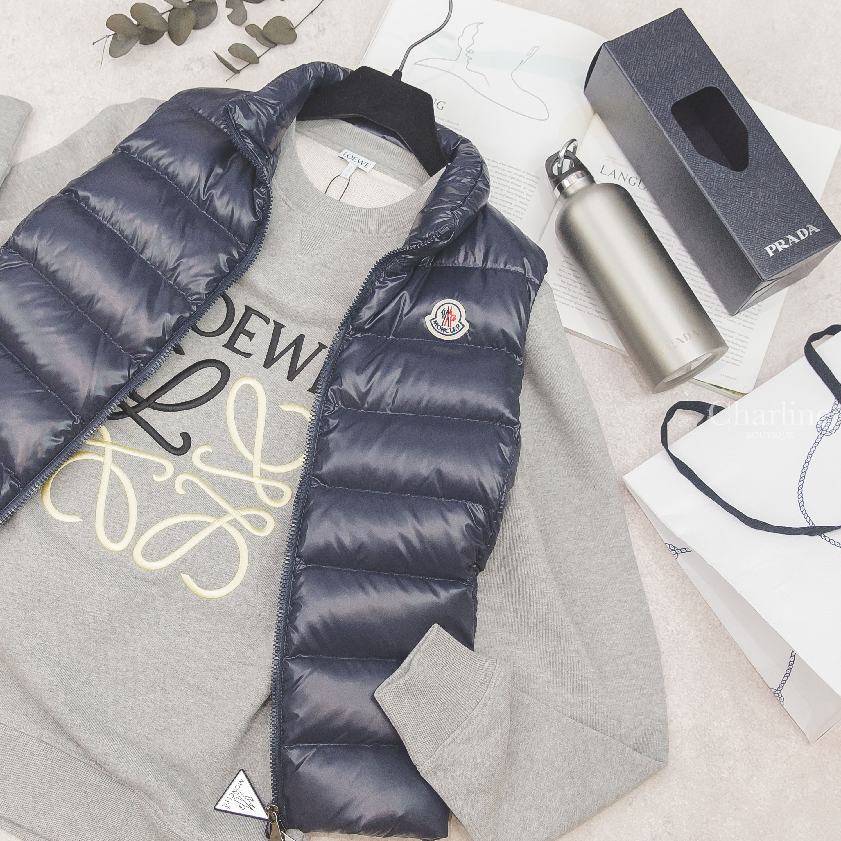 Moncler Ghany 藍色小立領拉鍊亮面羽絨背心,Loewe Sweatshirt 灰白色黃黑刺繡Loewe字母長袖棉T,Prada  Water Bottle 銀色不鏽鋼水壺-Charline Boutique 精品代購