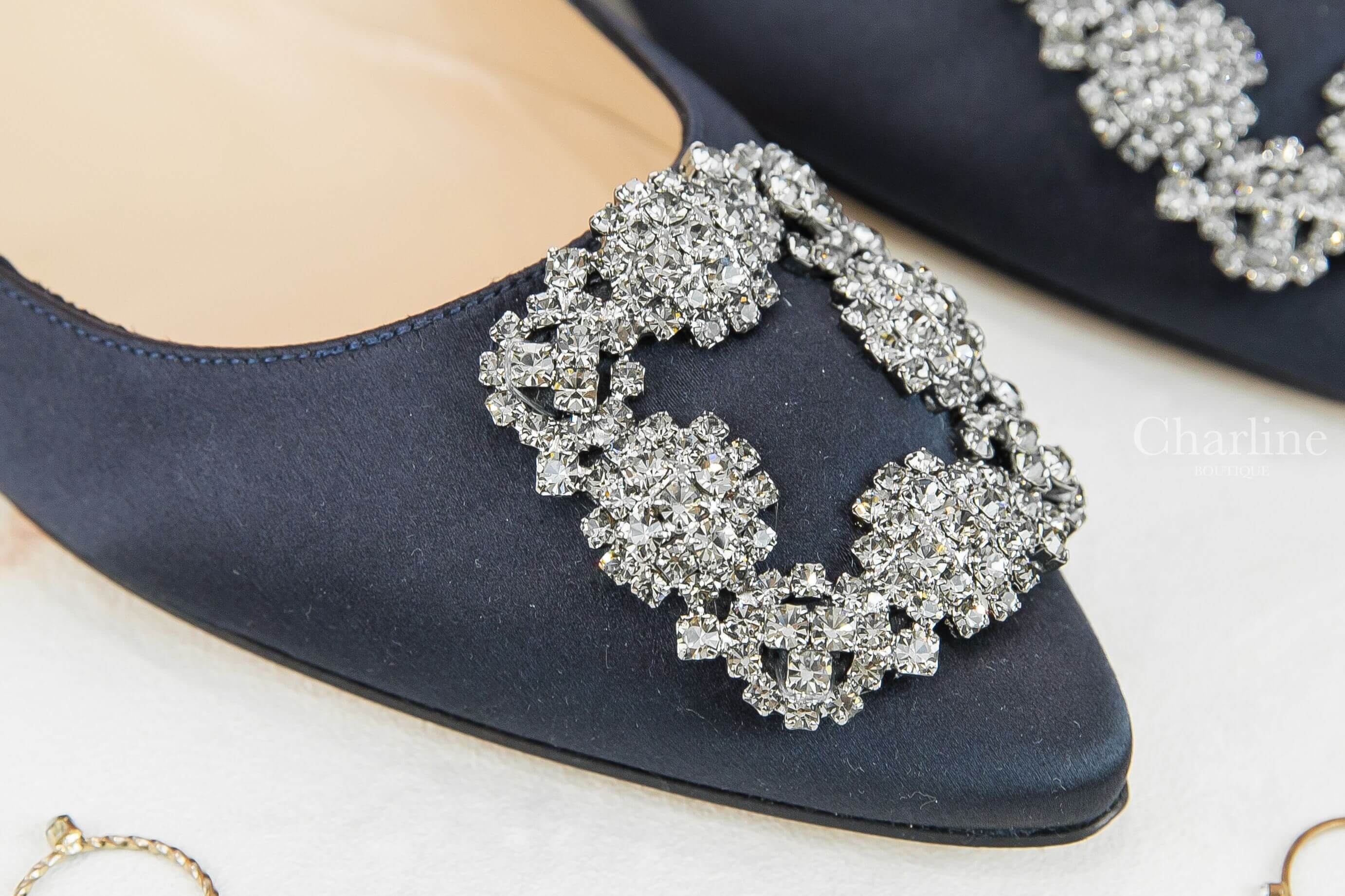 Manolo Blahnik Hangisiflat 海軍藍絲綢灰銀鑲鑽方釦平底鞋