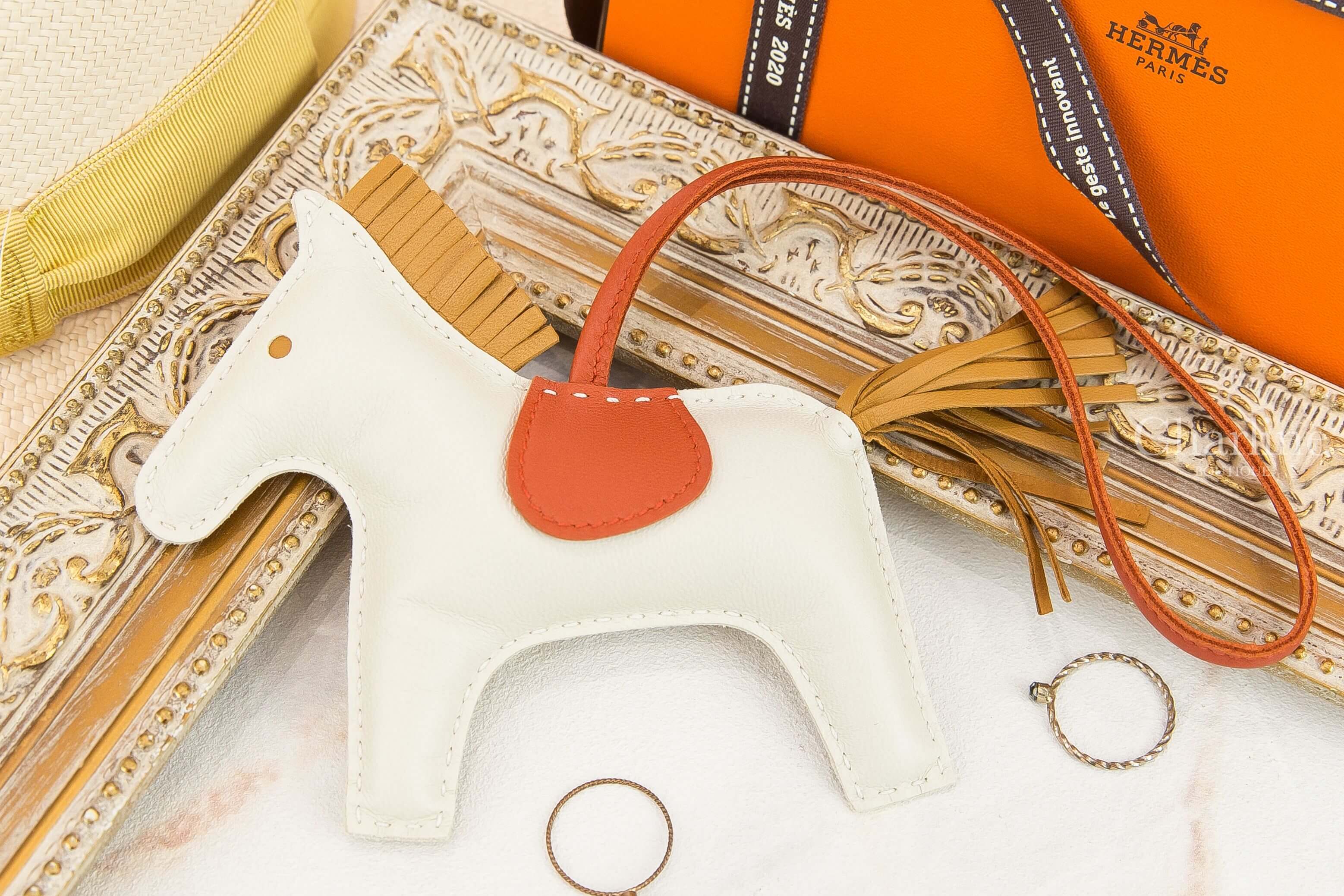 HERMÈS 馬型チャーム ホワイト 安心のエルメス専門店・全品海外直輸入・レアな品揃え – AVENUE