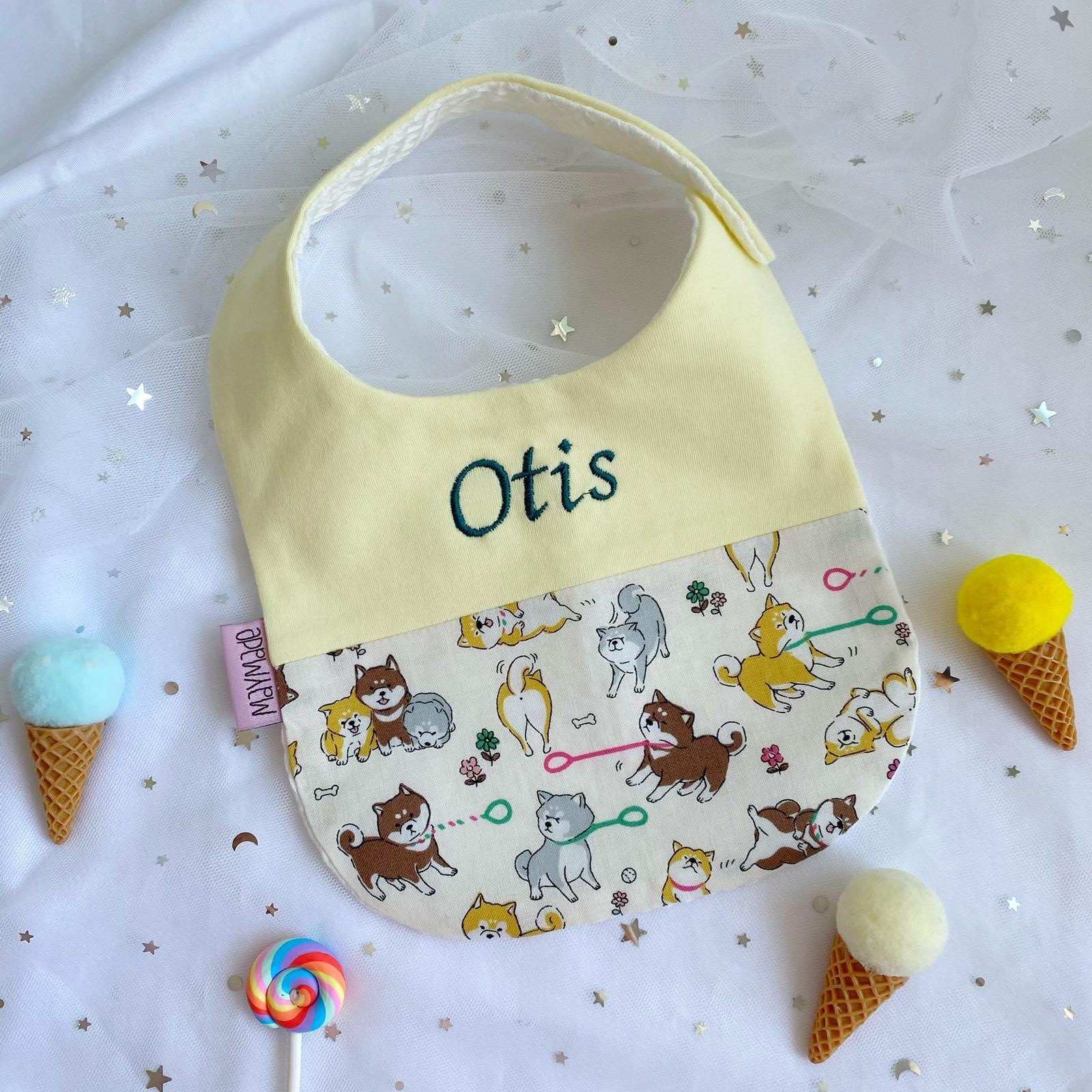 白底色柴犬圖案 拼布款繡名口水肩