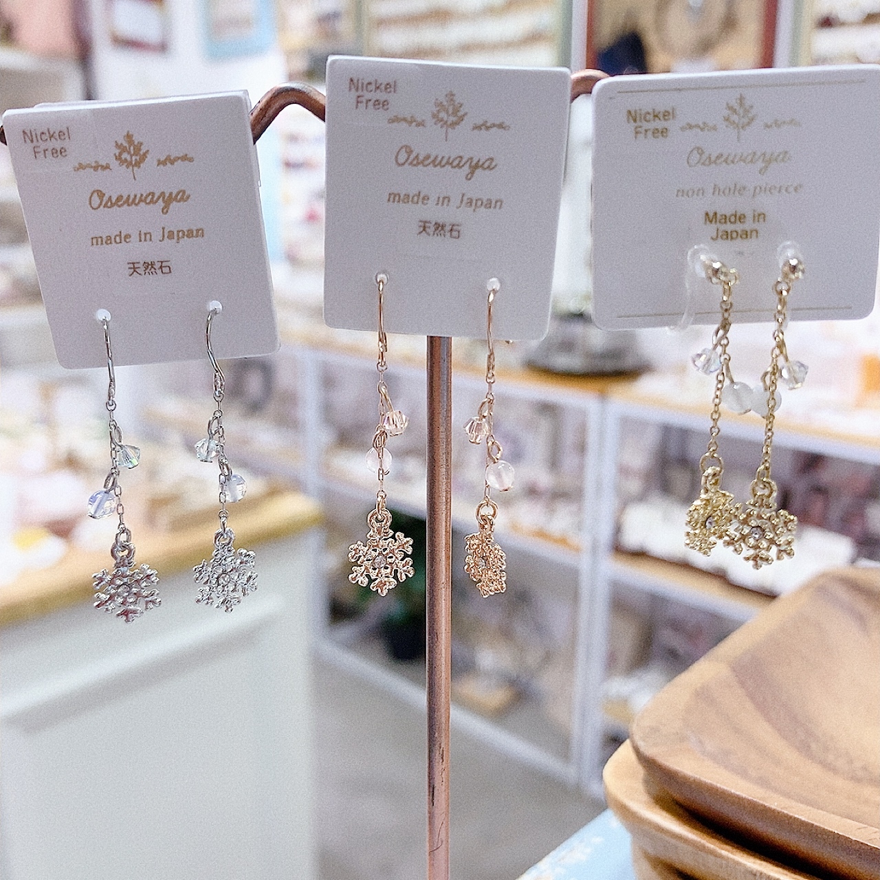 [日本制] 天然石小雪花垂吊耳環 (防敏感)