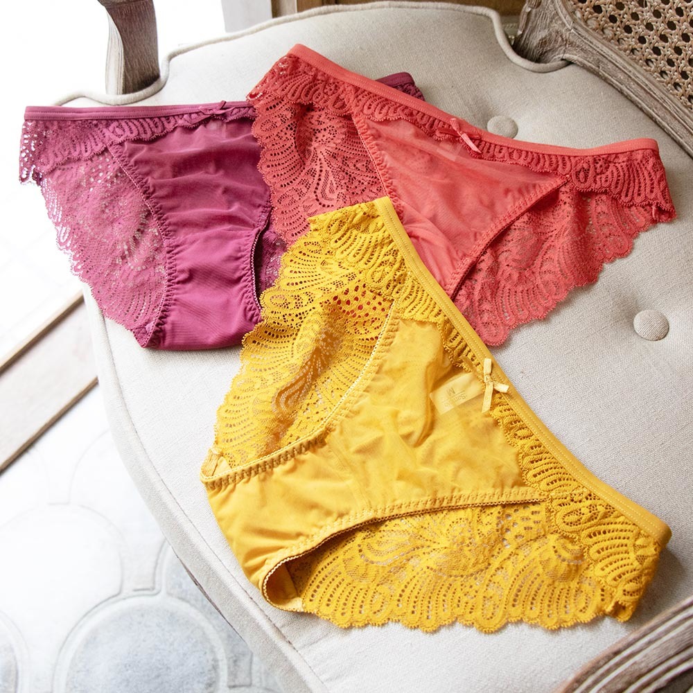 Qmomo【Peach Kisses】Bikini Panties (3-Colors)