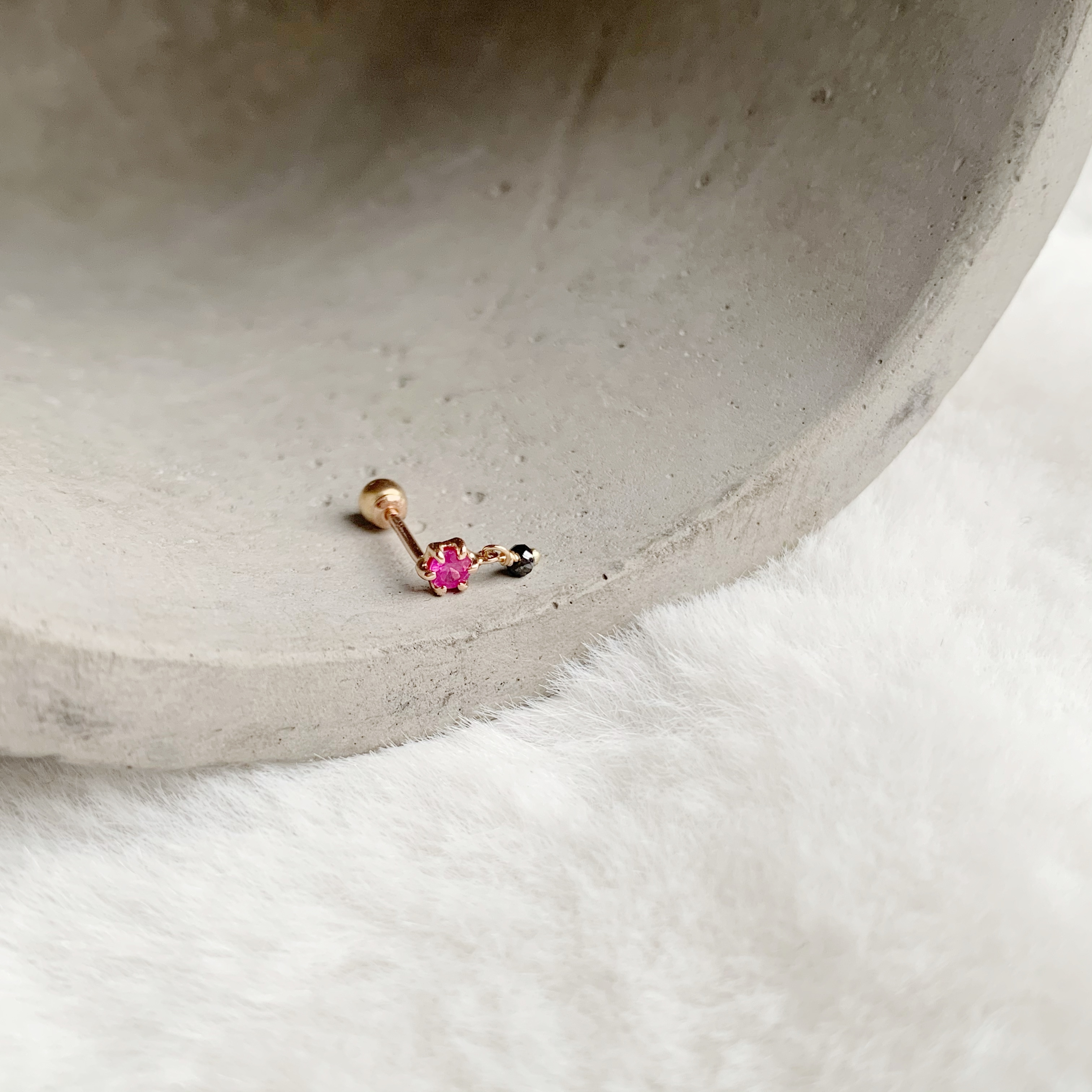 14K六爪紅寶垂黑鑽原礦轉珠耳環